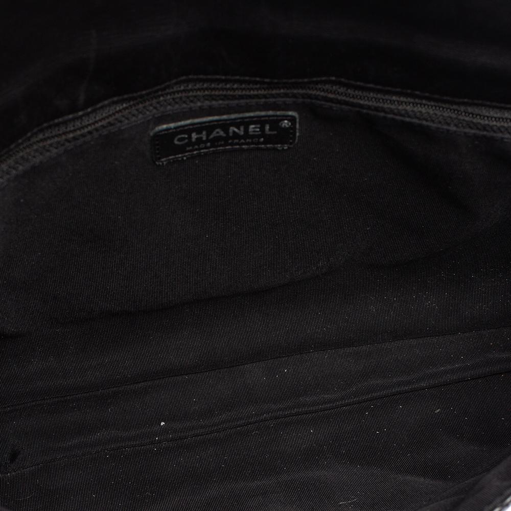 Chanel Bolso con solapa de doble cara en piel acolchada negra Reissue 8