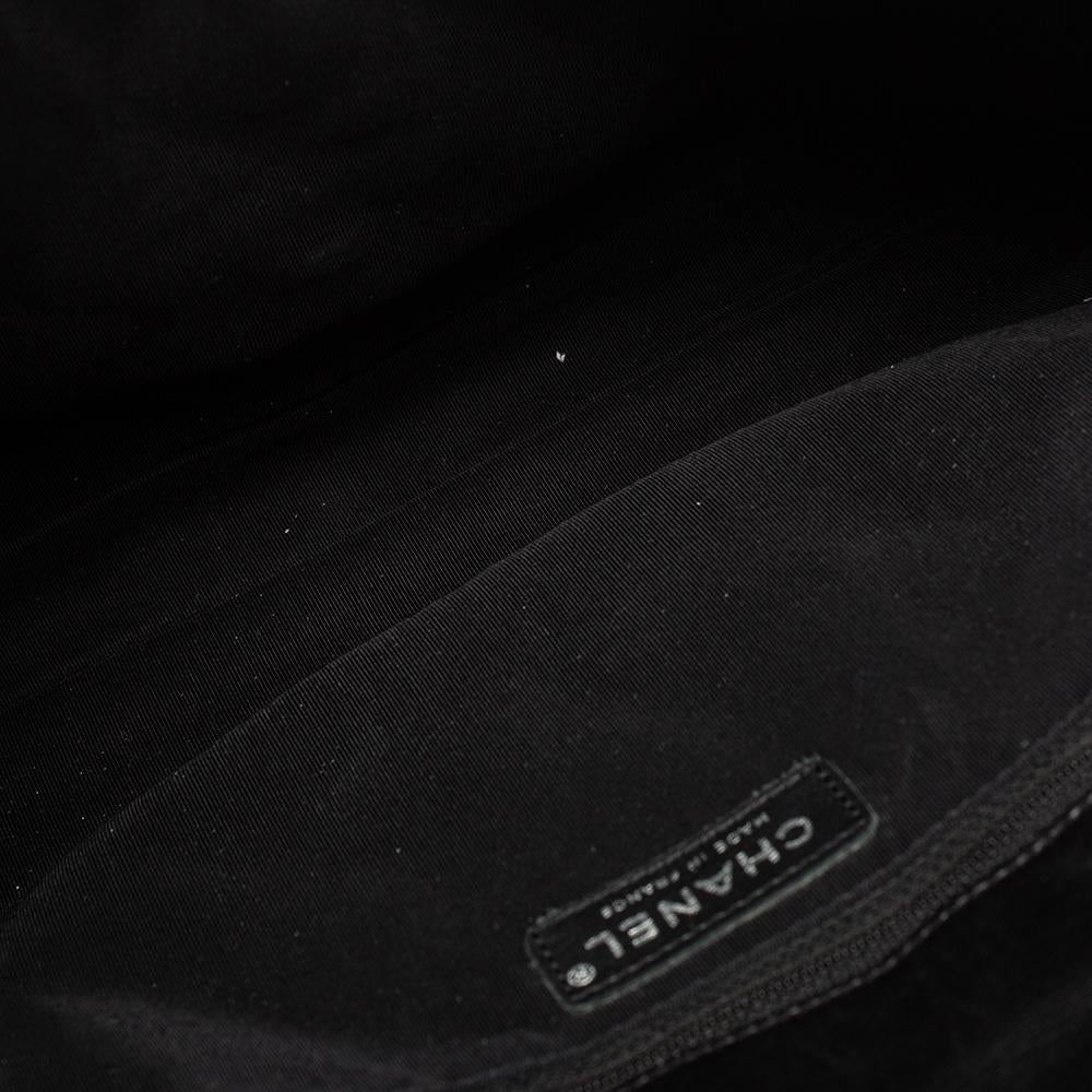Chanel Bolso con solapa de doble cara en piel acolchada negra Reissue 9