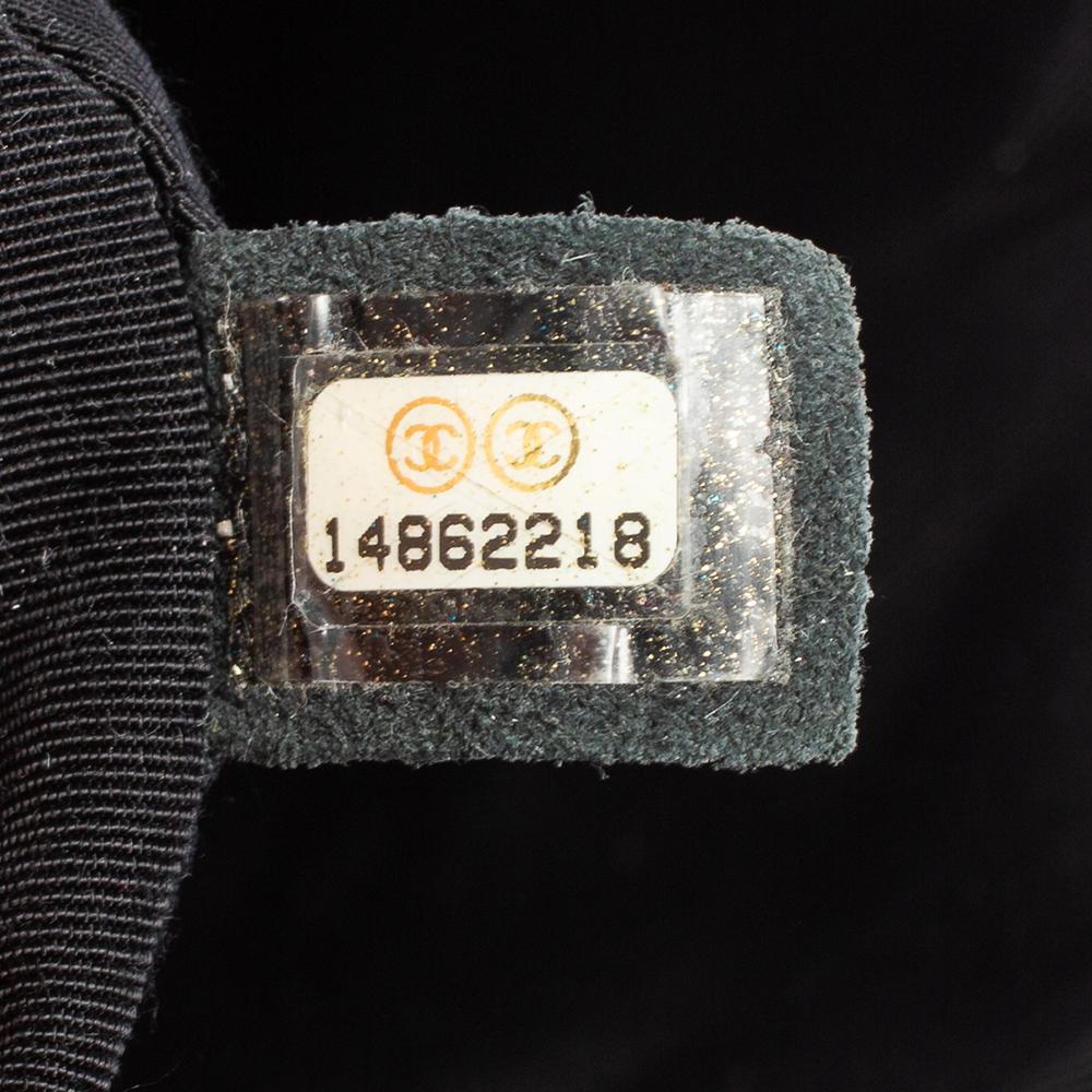 Chanel Bolso con solapa de doble cara en piel acolchada negra Reissue 10