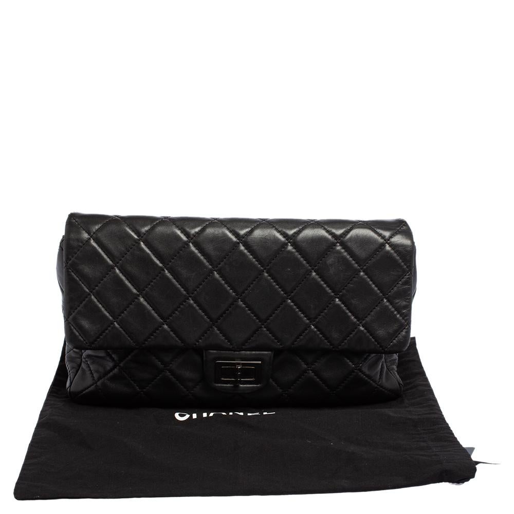 Chanel Bolso con solapa de doble cara en piel acolchada negra Reissue 11