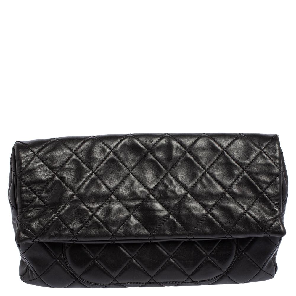 Este Reissue Double Sided Flap Clutch de Chanel exhibe una fina artesanía y un gran atractivo. Presenta un exterior de cuero negro recubierto del icónico acolchado de rombos. El cierre Mademoiselle de la solapa se abre para revelar un interior que