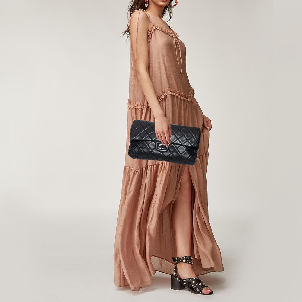 Chanel Bolso con solapa de doble cara en piel acolchada negra Reissue Negro