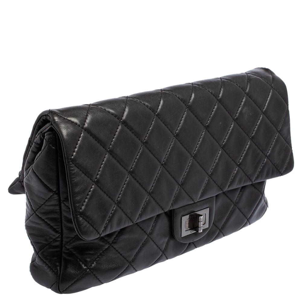Chanel Bolso con solapa de doble cara en piel acolchada negra Reissue en Bueno Estado en Dubai, Al Qouz 2