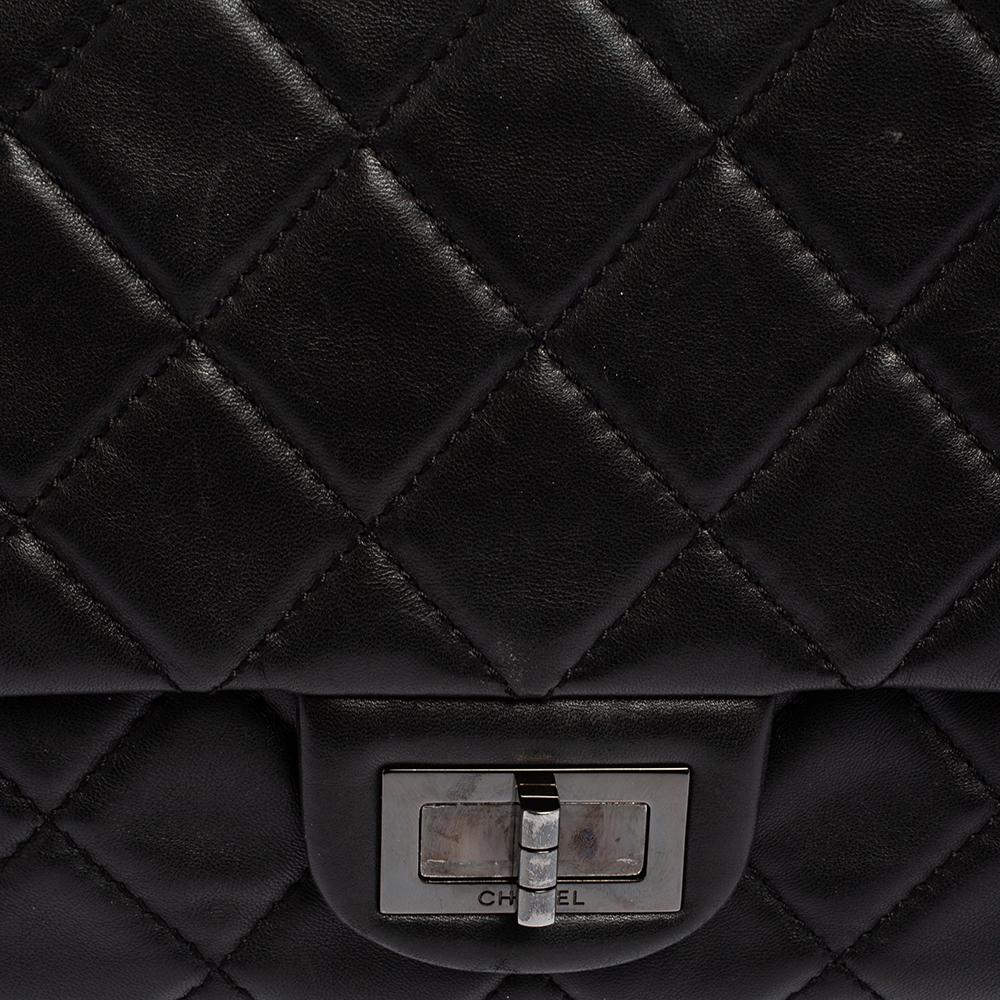Chanel Bolso con solapa de doble cara en piel acolchada negra Reissue 1