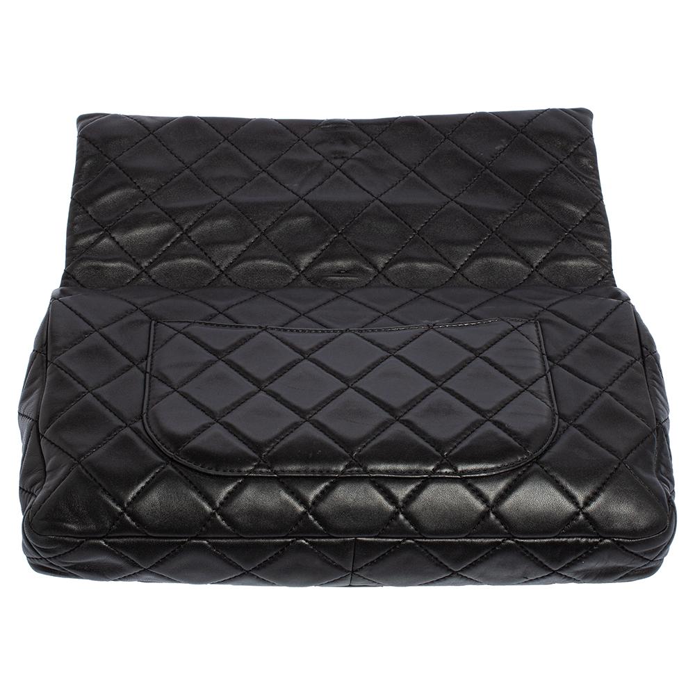 Chanel Bolso con solapa de doble cara en piel acolchada negra Reissue 2