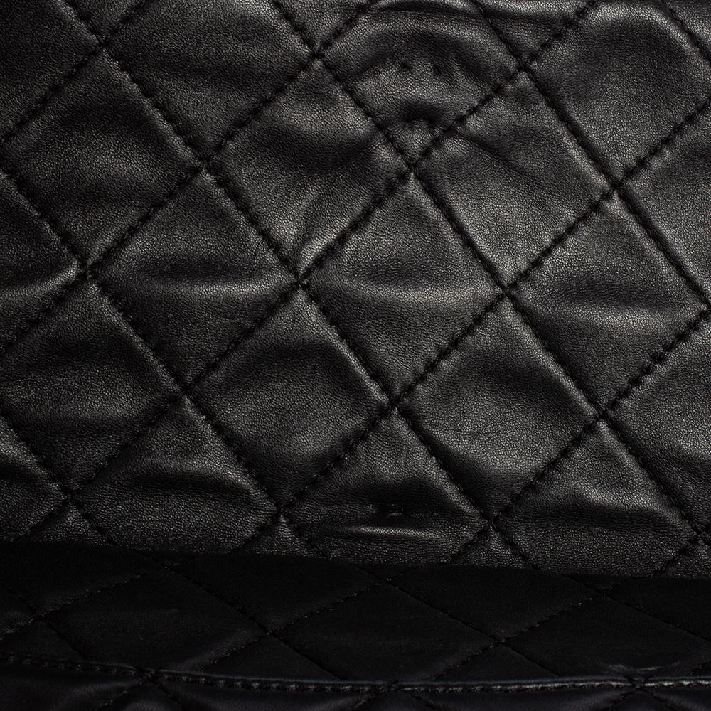 Chanel Bolso con solapa de doble cara en piel acolchada negra Reissue 3