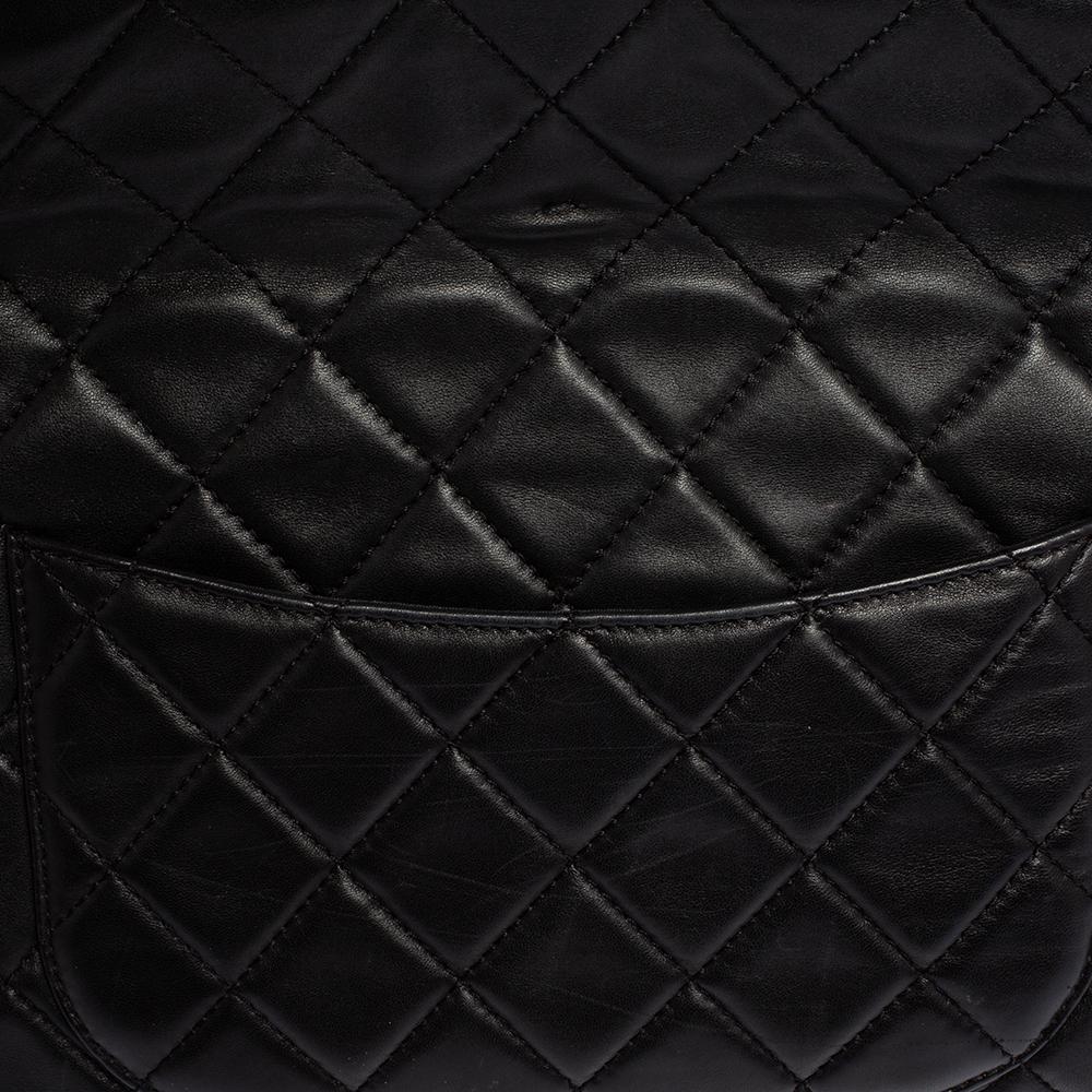 Chanel Bolso con solapa de doble cara en piel acolchada negra Reissue 4