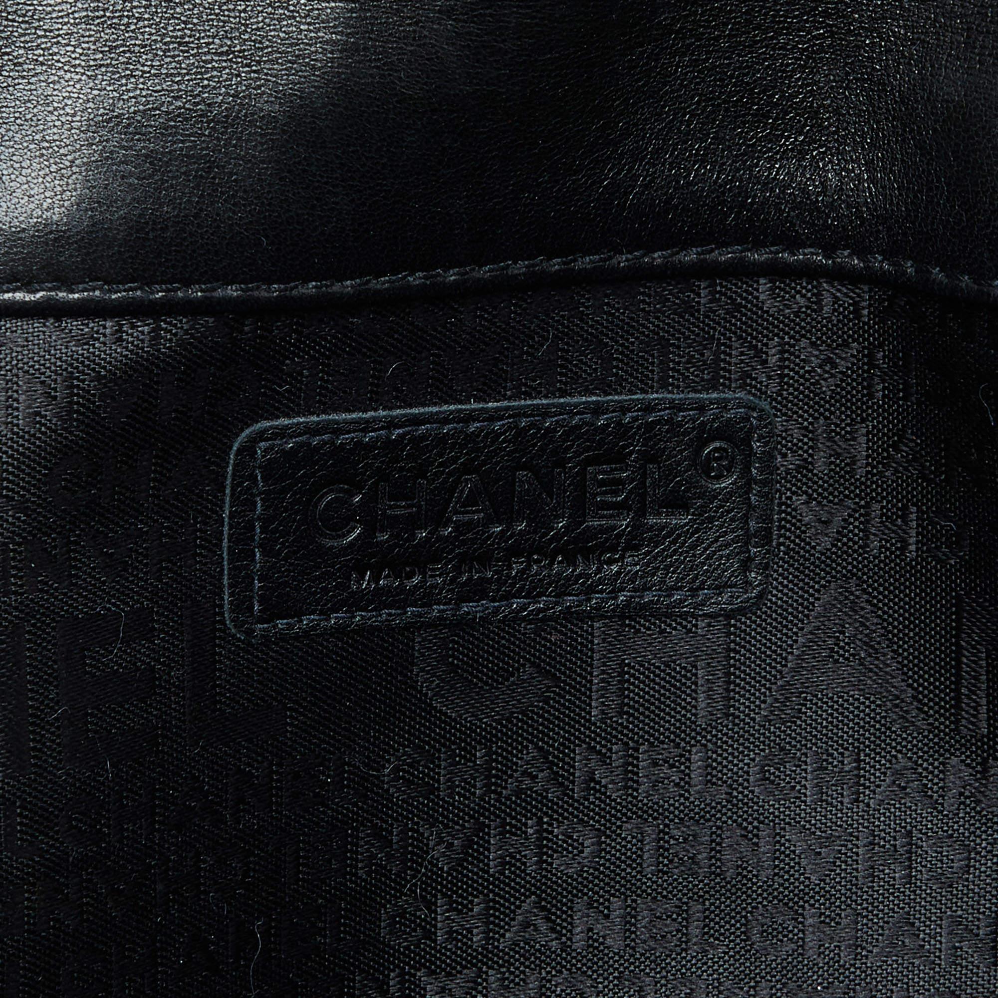 Chanel Schwarze gesteppte Reissue-Klappentasche aus Leder im Angebot 7