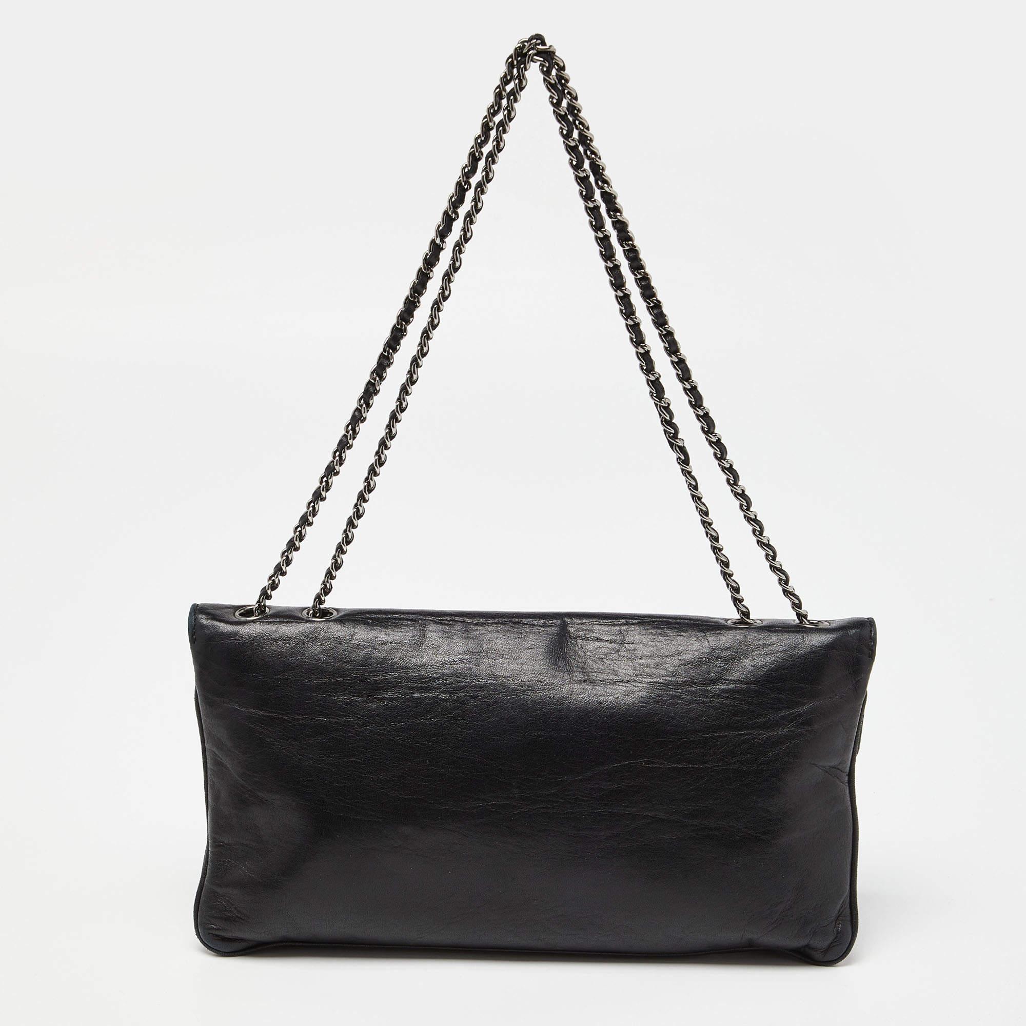 Die Chanel Reissue Flap Bag strahlt mit ihrem kultigen Design zeitlose Eleganz aus. Sie ist aus luxuriösem, gestepptem Leder gefertigt und verfügt über einen Überschlag mit dem charakteristischen Mademoiselle-Schloss. Die schlanke Silhouette und der