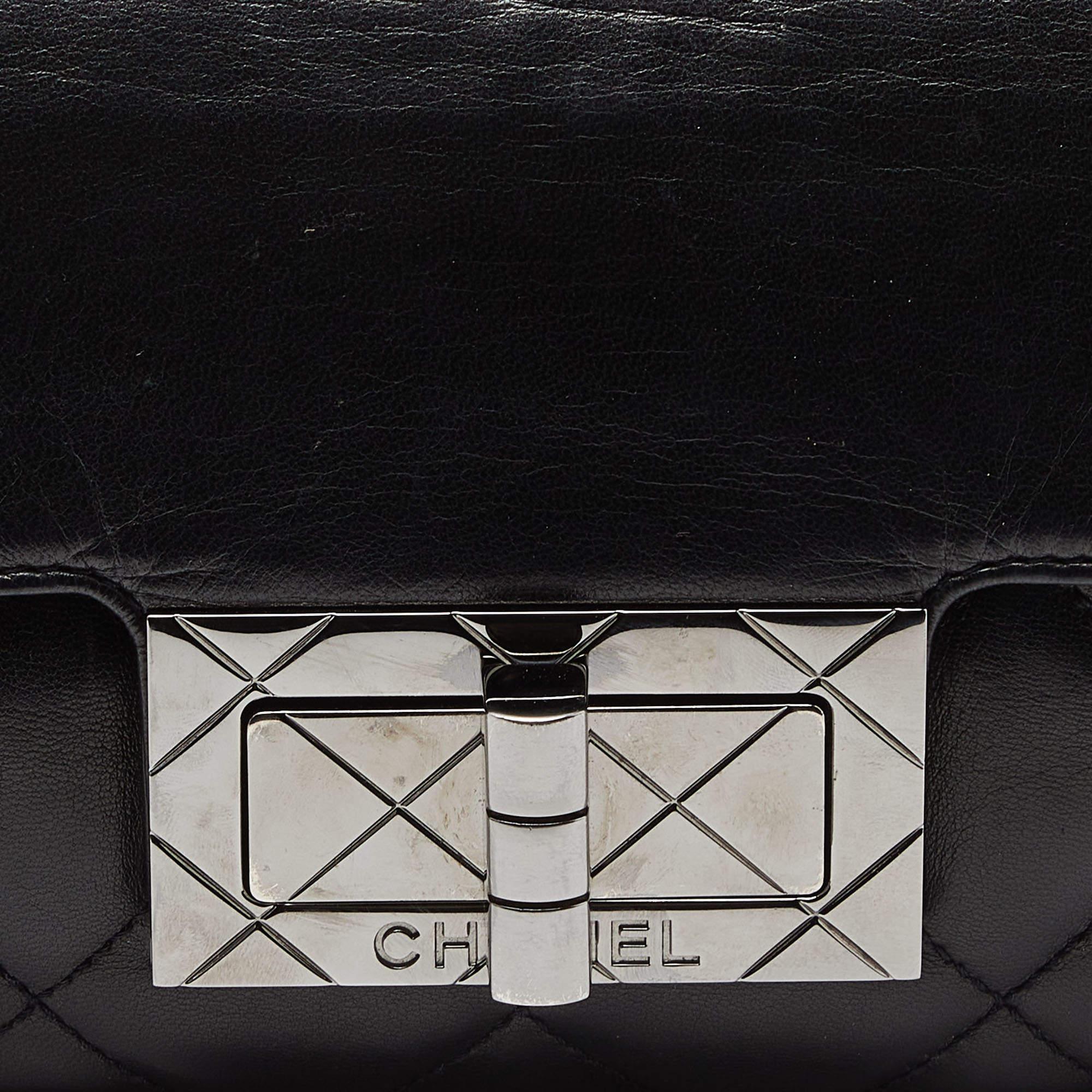 Chanel Schwarze gesteppte Reissue-Klappentasche aus Leder im Angebot 4