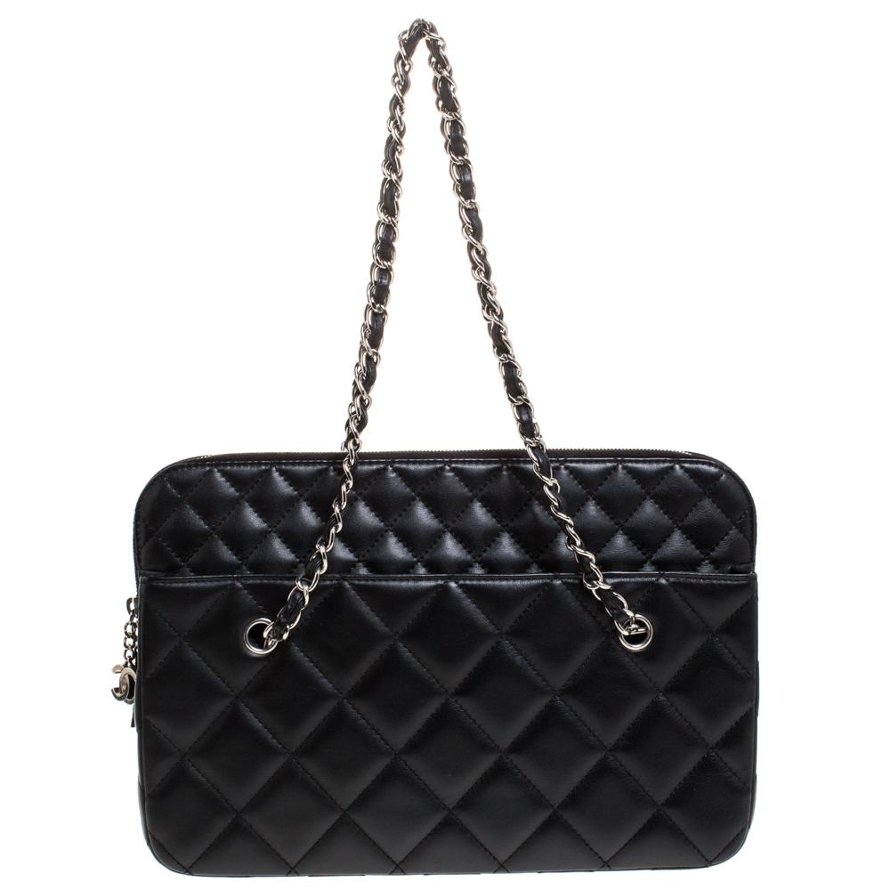 Chanel bags are coveted around the world for their sophistication and timeless design. This shoulder bag is not different. Crafted from quality leather, this bag comes in a stunning shade of black. It features the brand's iconic quilted pattern,