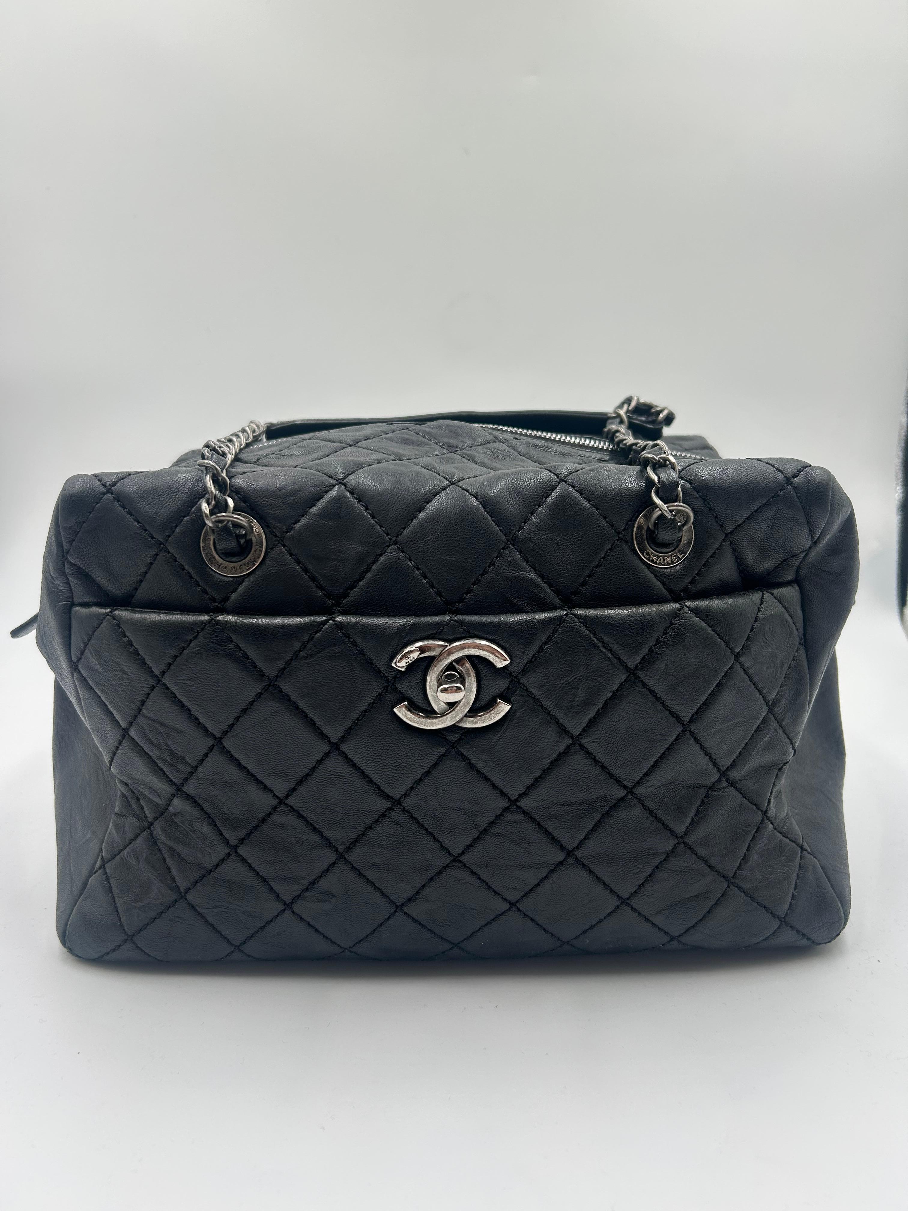Chanel Sac en cuir matelassé noir avec quincaillerie argentée 2016. Beau sac de la collection 2016, en cuir matelassé noir en bon état. La taille parfaite pour contenir tous vos essentiels, l'intérieur bordeaux est magnifique et représente