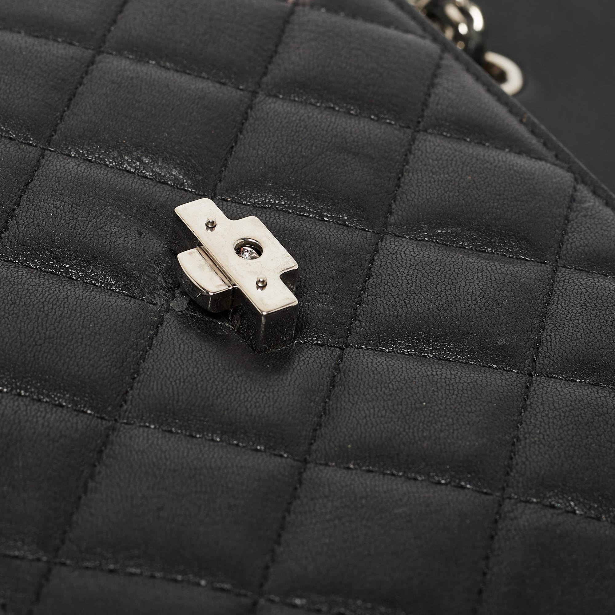 Chanel Schwarze kleine CC Box-Klappentasche aus gestepptem Leder im Angebot 6