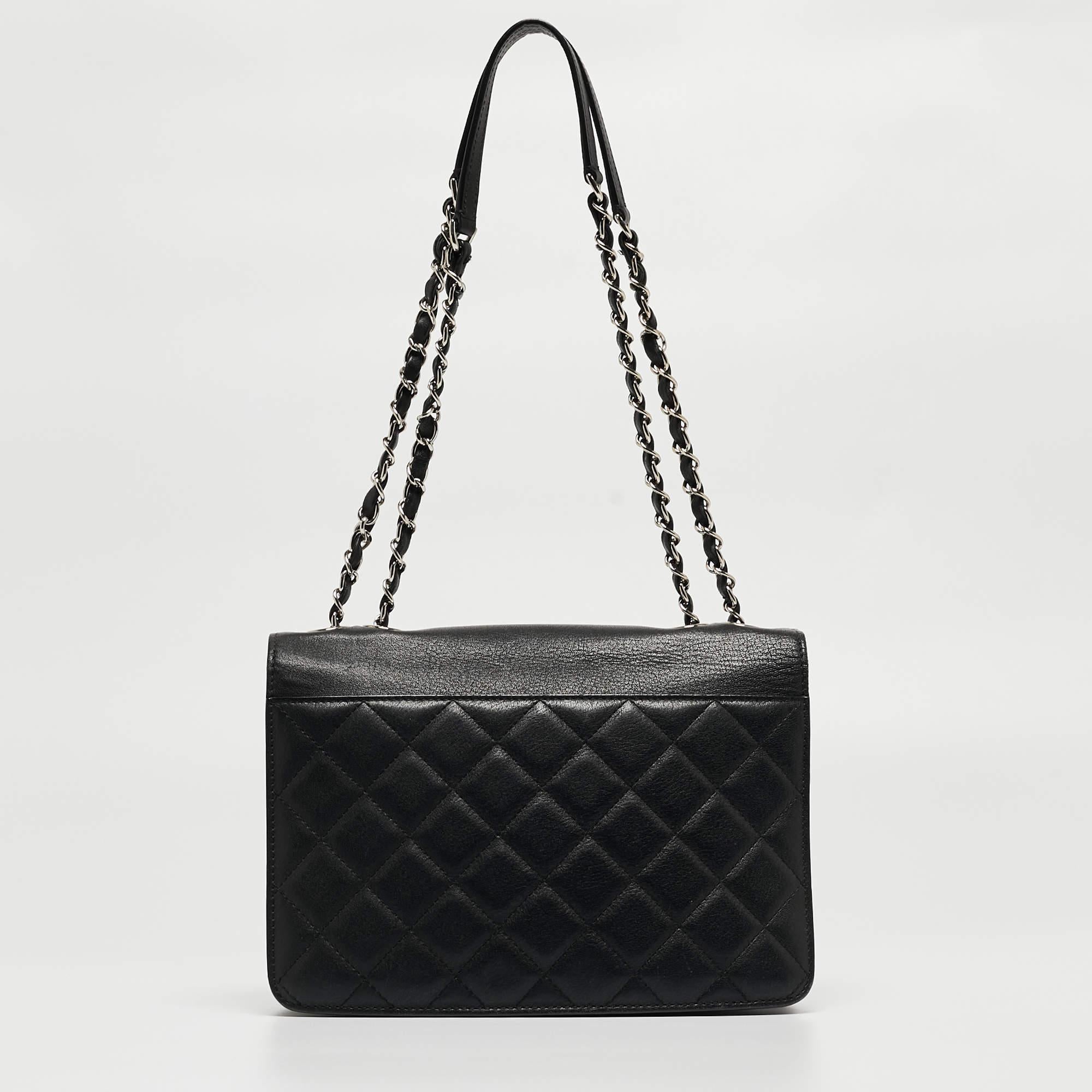 Diese Chanel Box Flap Bag ist das perfekte Accessoire, um jedes Outfit aufzupeppen und gleichzeitig stilvoll und minimalistisch zu bleiben. Diese kleine CC-Tasche aus schwarzem, gestepptem Leder mit silberfarbenen Beschlägen, Schulterriemen und