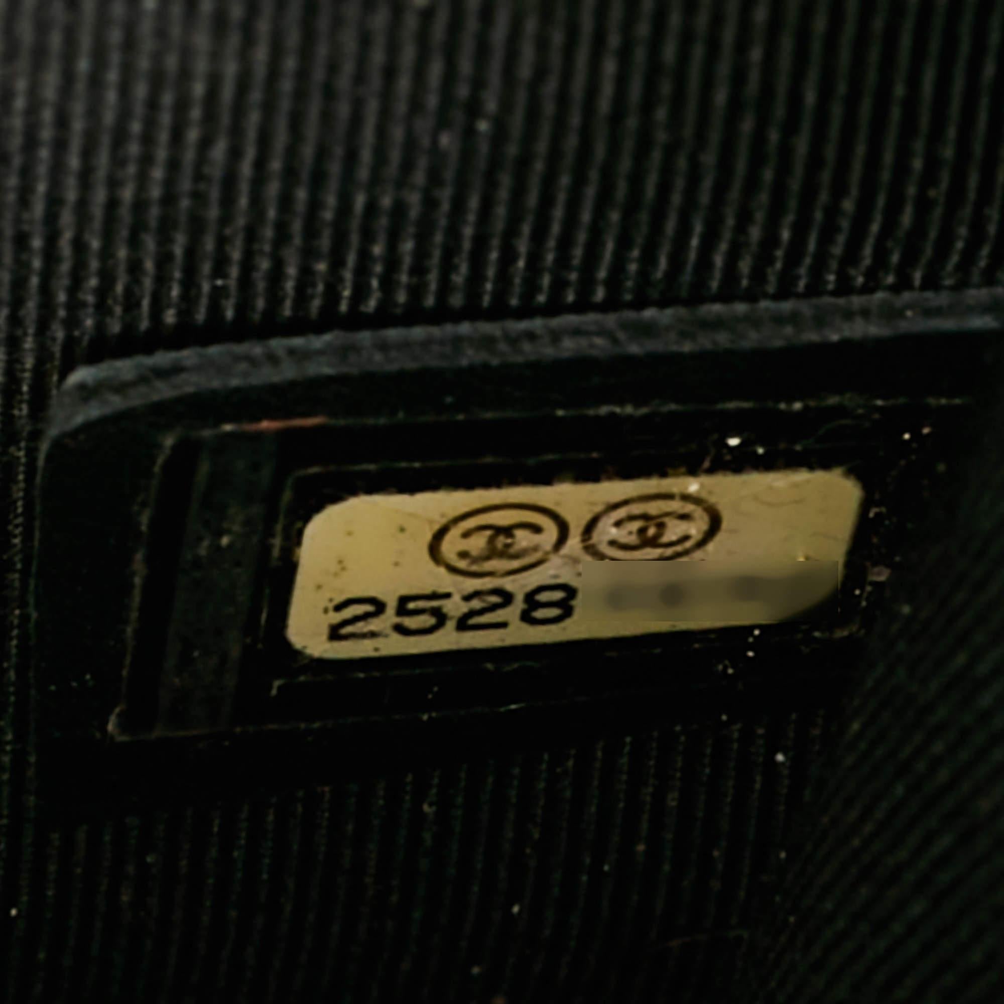 Chanel Schwarze kleine CC Box-Klappentasche aus gestepptem Leder im Zustand „Gut“ im Angebot in Dubai, Al Qouz 2