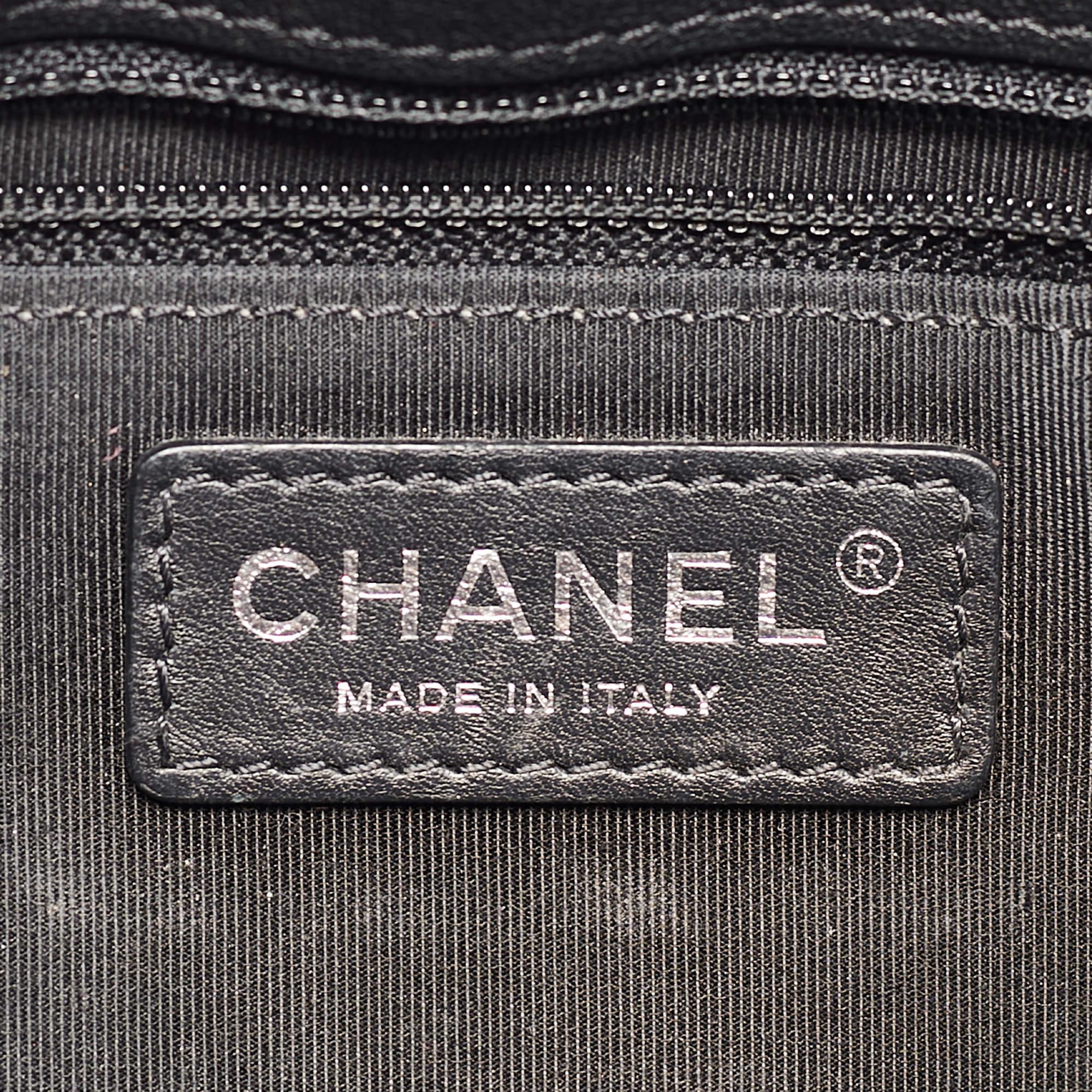Chanel Schwarze kleine CC Box-Klappentasche aus gestepptem Leder Damen im Angebot
