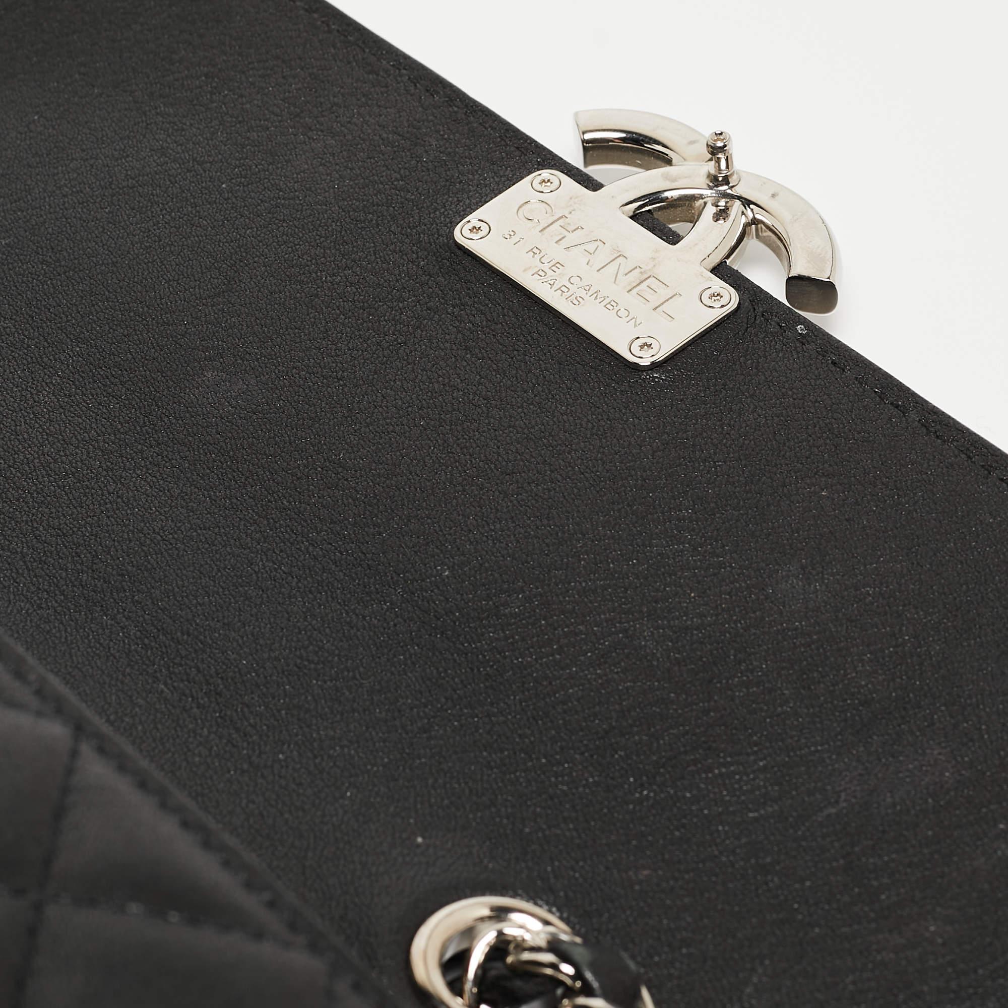 Chanel Schwarze kleine CC Box-Klappentasche aus gestepptem Leder im Angebot 5