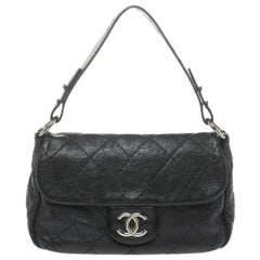 Chanel - Petit sac à rabat en cuir matelassé noir "On the Road"