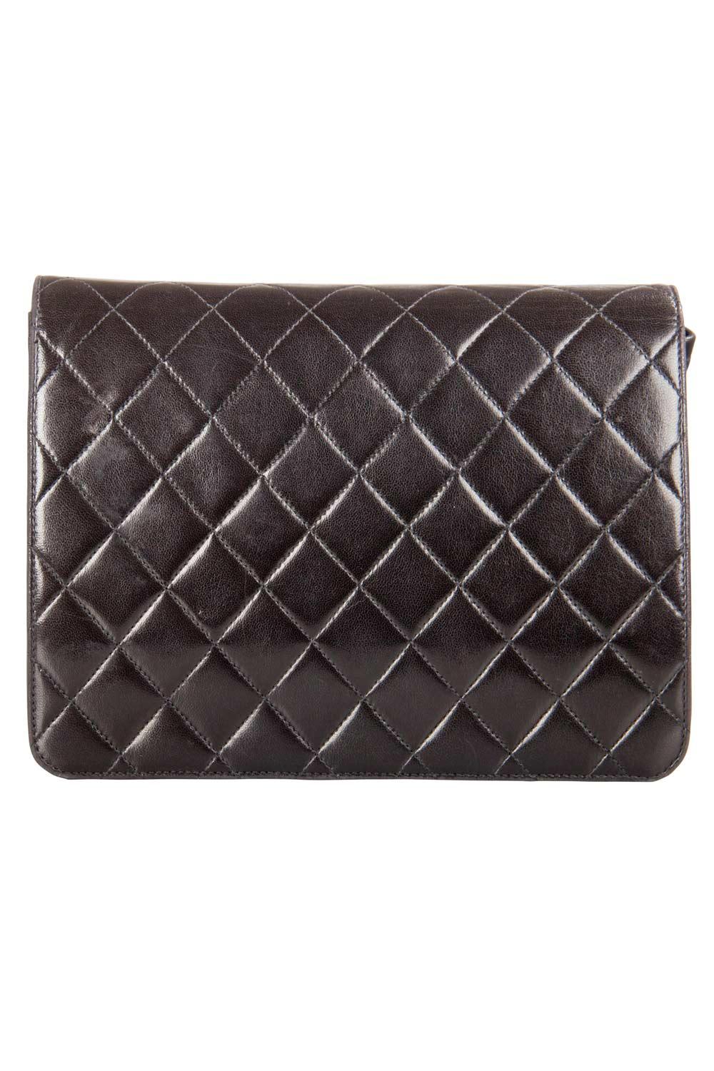 Chanel's classic flap bags are the most iconic handbags in the fashion world. Totally worth the splurge, these bags, that have become a symbol of class and luxury, carries unparalleled elegance and charm. This Vintage classic single flap bag is