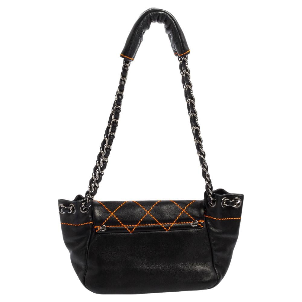 Charm your way through every gathering with this Chanel Accordion bag by your side. Crafted from quilted leather, the bag has a flap with the signature CC logo and it opens to reveal an interior lined with fabric. The bag is complete with chain