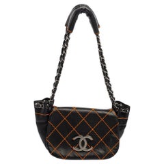 Chanel Schwarze gesteppte Surpique Akkordeon Umhängetasche aus Leder