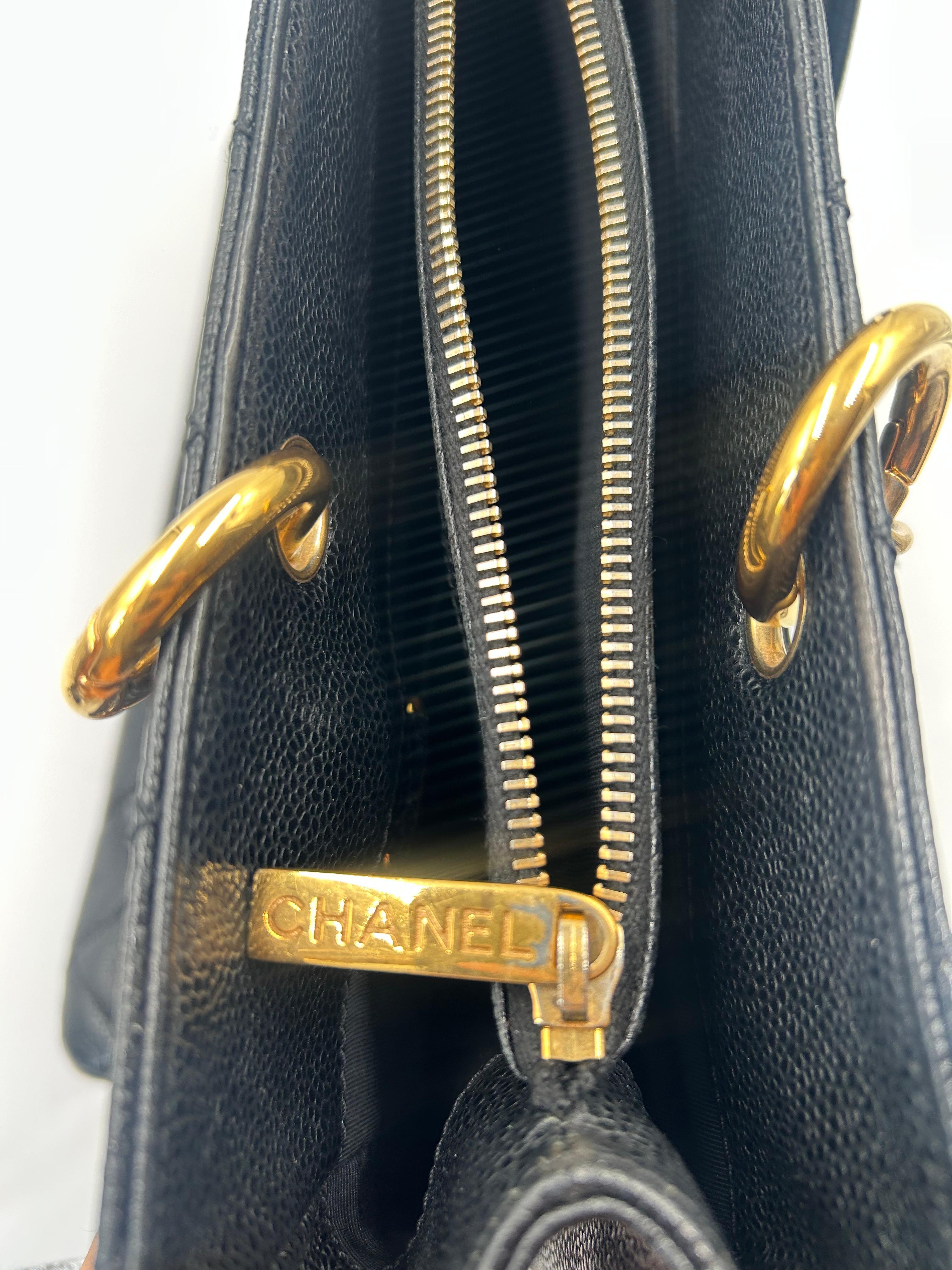 Chanel - Sac à main en cuir matelassé noir 2008 en vente 5