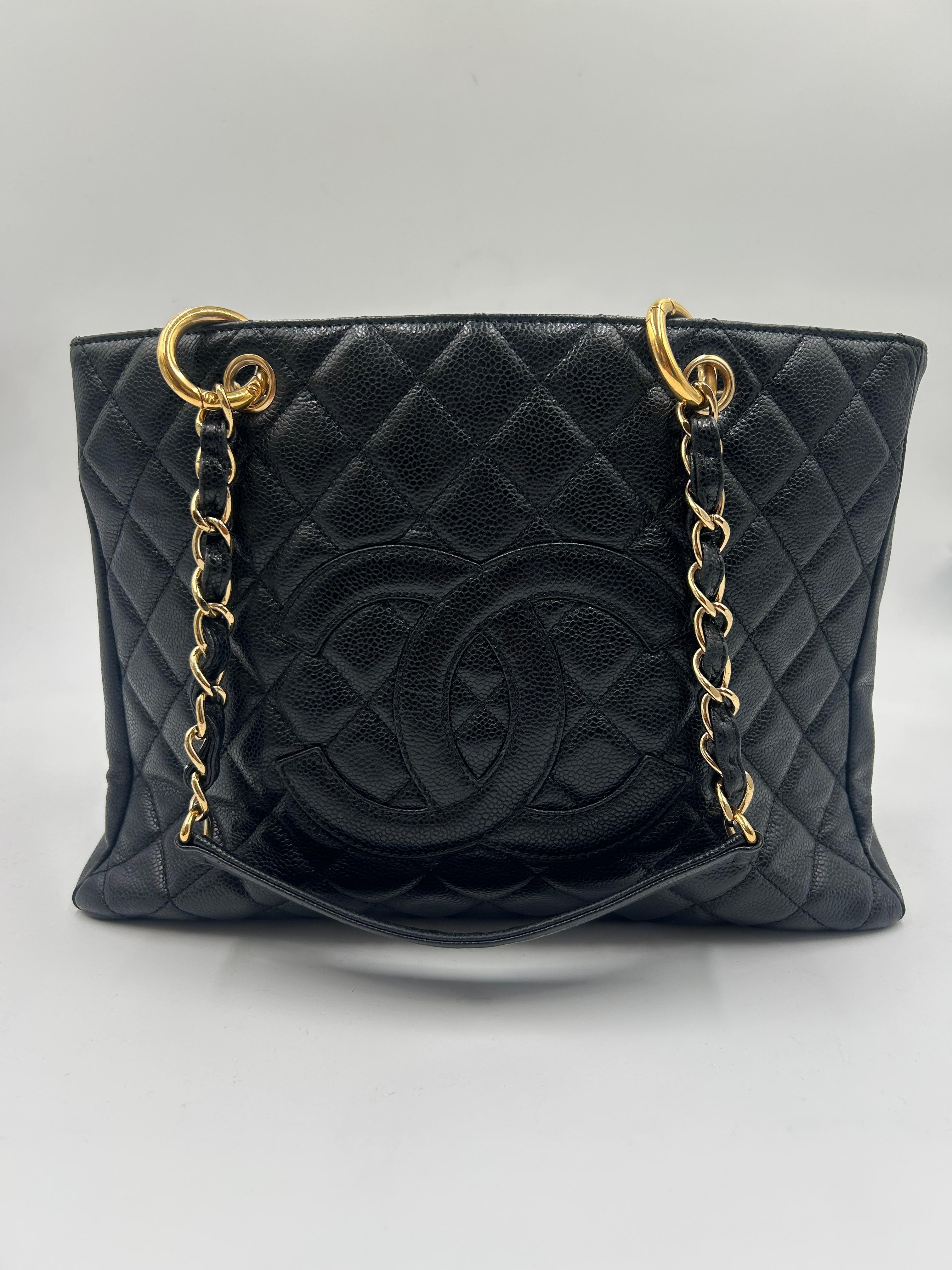 Le sac fourre-tout en cuir matelassé noir de Chanel est une pièce raffinée et polyvalente qui allie l'élégance intemporelle de Chanel à la praticité au quotidien. Confectionné en cuir noir riche et doté du matelassage en losange emblématique de la