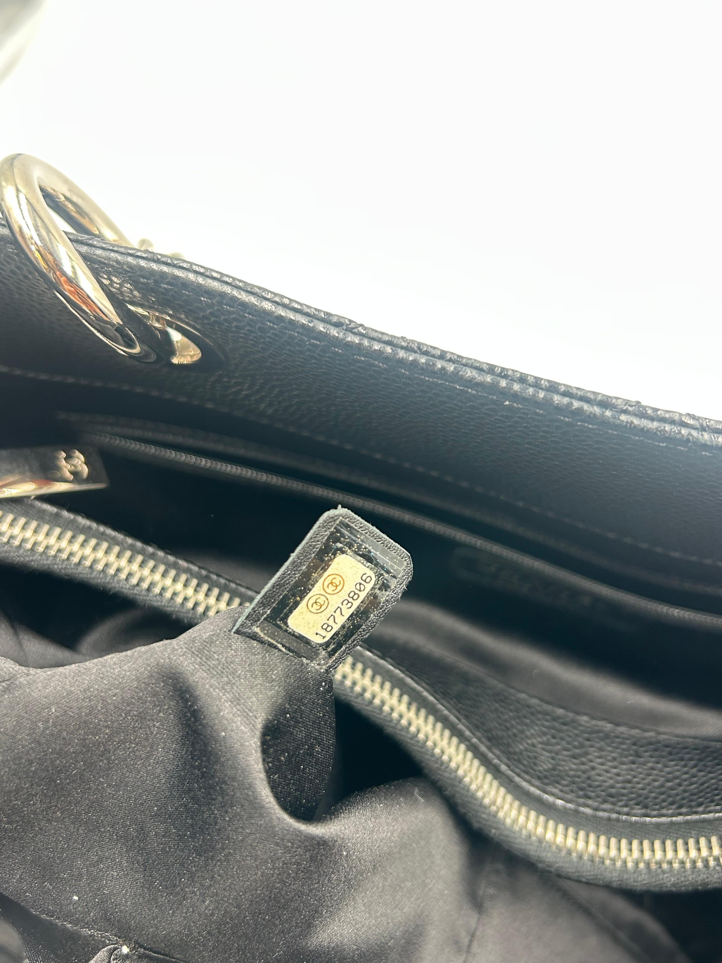 Chanel - Fourre-tout en cuir matelassé noir en vente 6