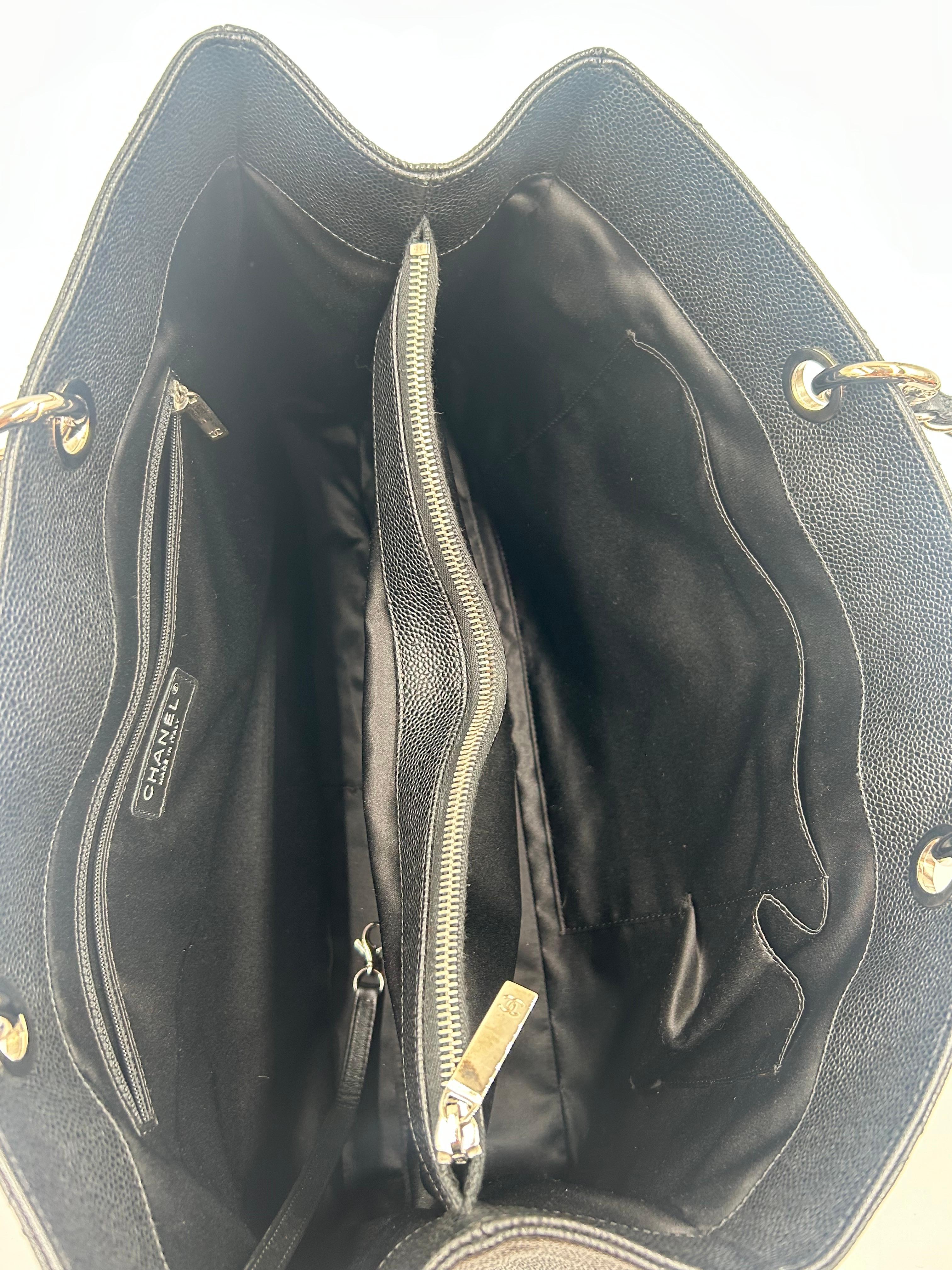 Chanel - Fourre-tout en cuir matelassé noir en vente 7