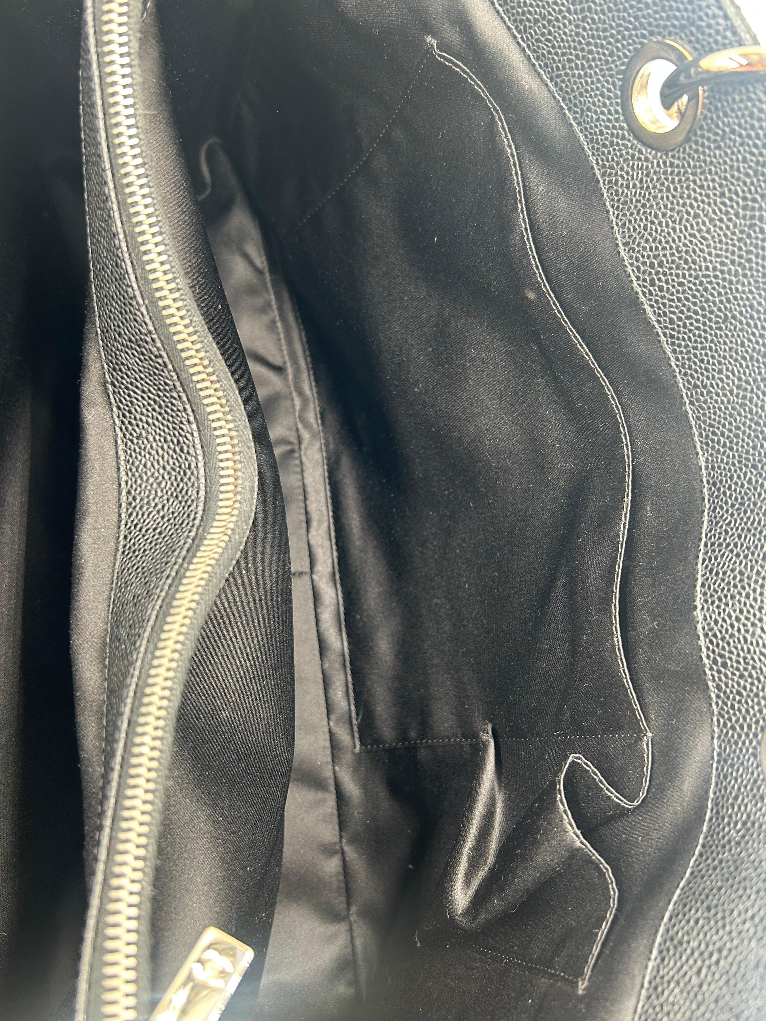 Chanel - Fourre-tout en cuir matelassé noir en vente 8