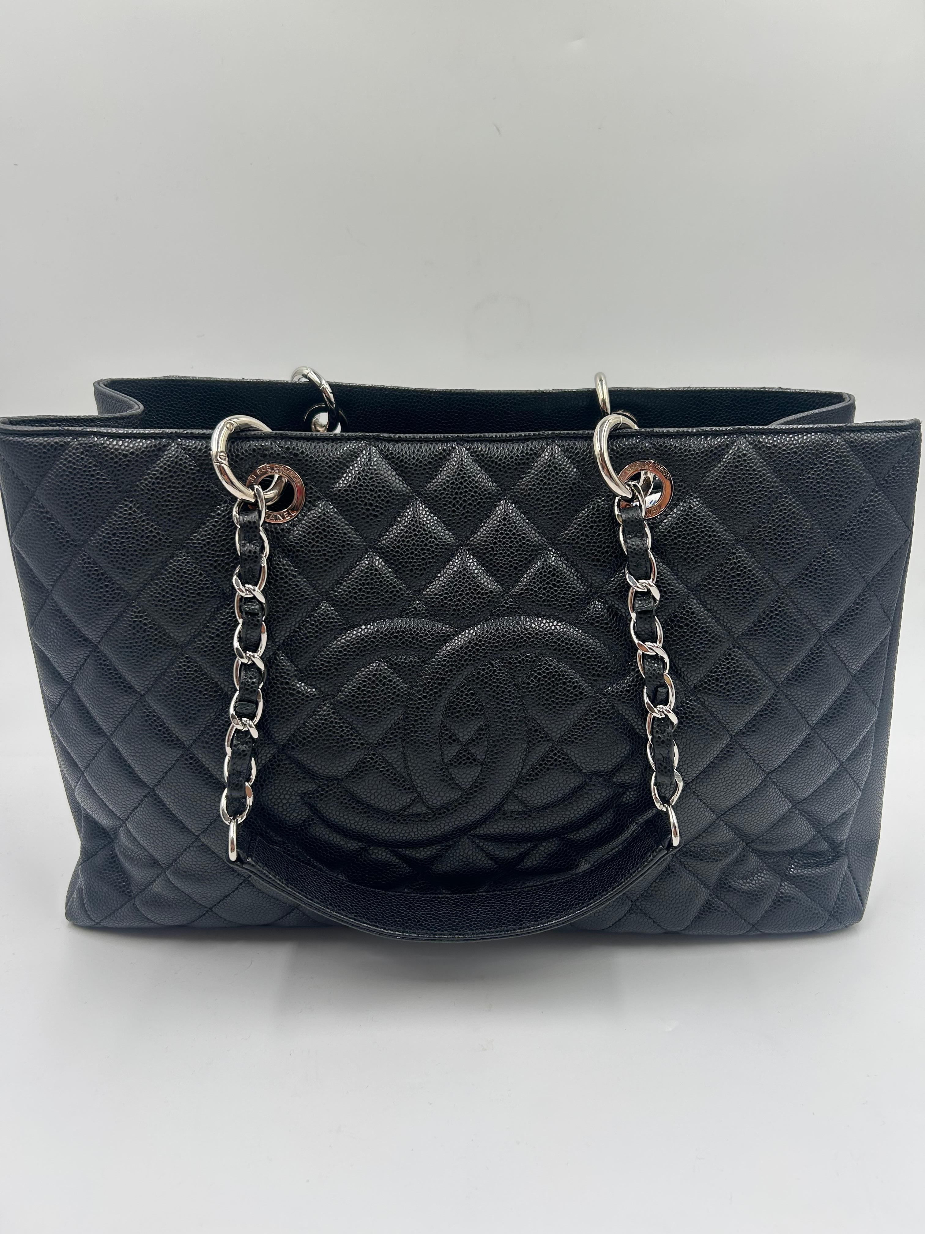 Le sac fourre-tout en cuir matelassé marron de Chanel est une pièce raffinée et polyvalente qui allie l'élégance intemporelle de Chanel à la praticité au quotidien. Confectionné en cuir marron riche et arborant le matelassage en losange emblématique