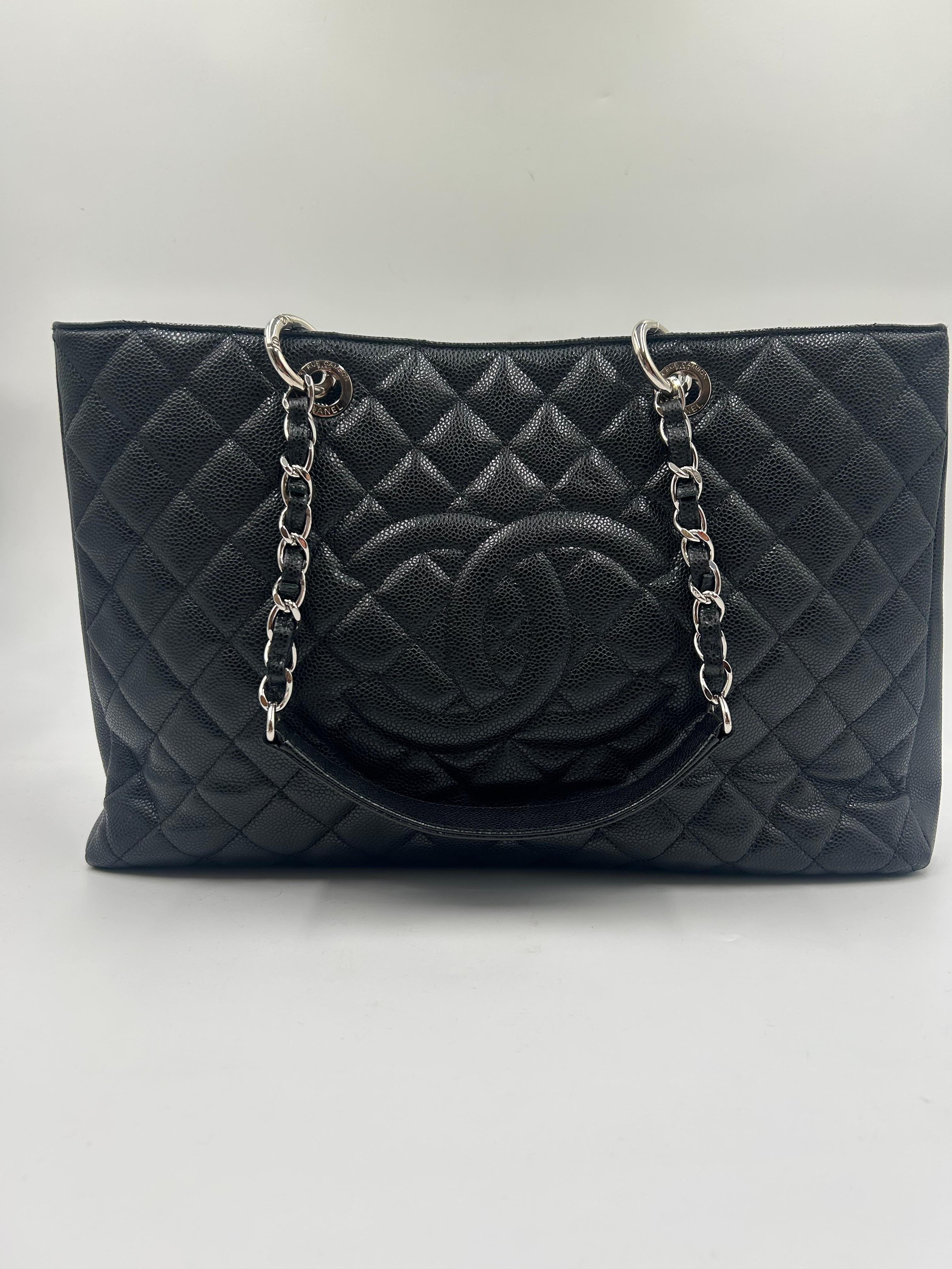Noir Chanel - Fourre-tout en cuir matelassé noir en vente