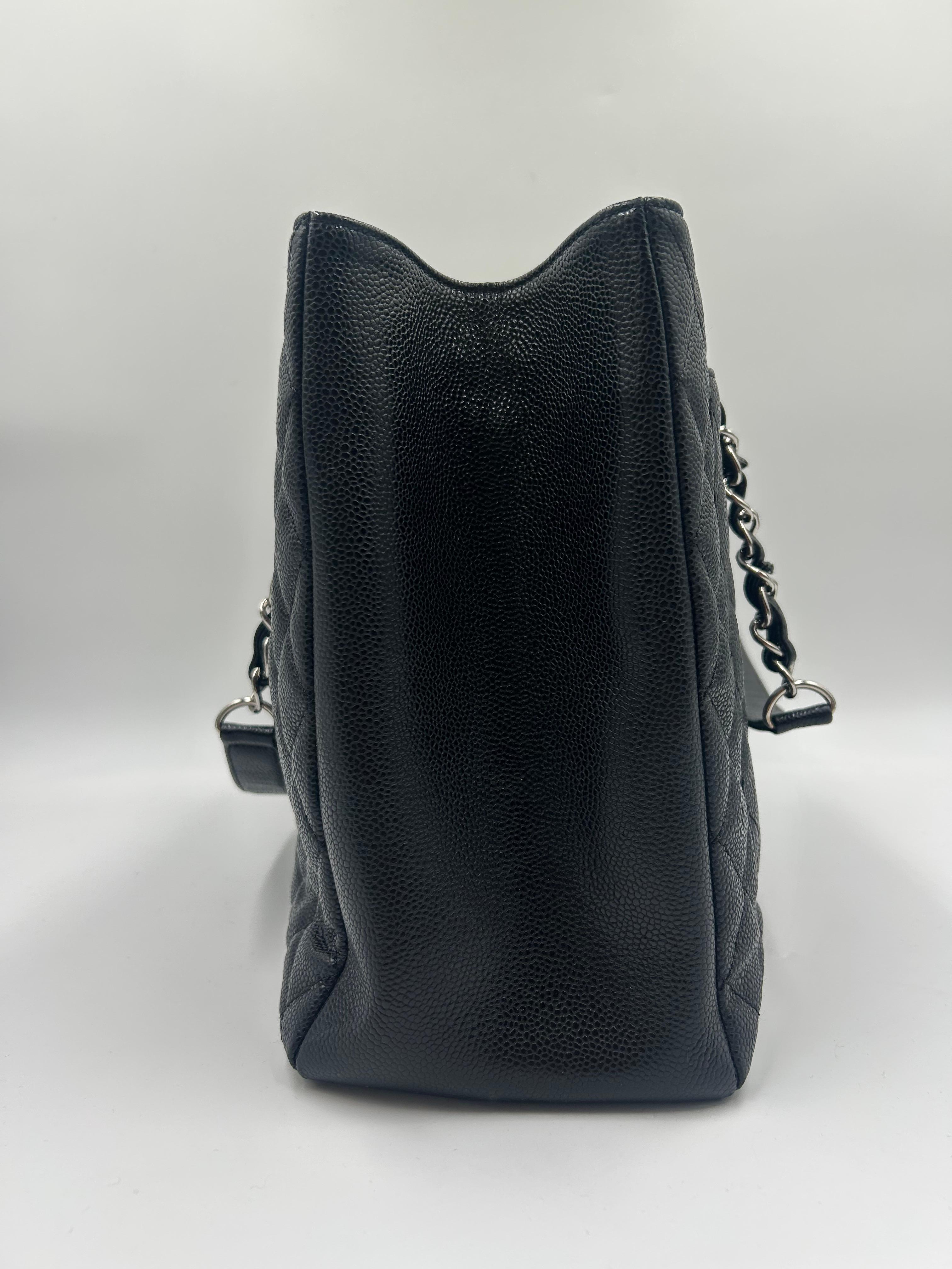 Chanel - Fourre-tout en cuir matelassé noir en vente 1