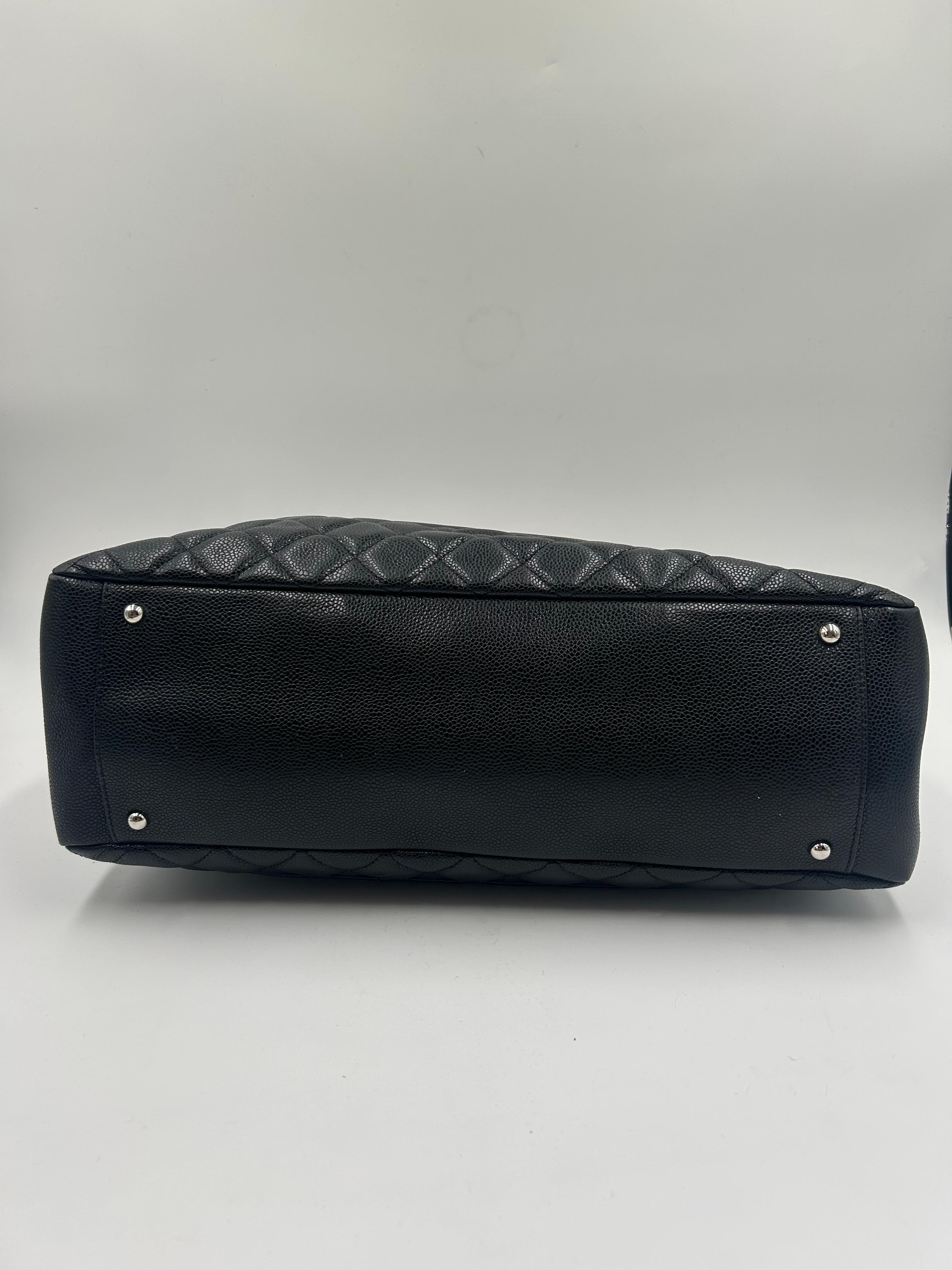 Chanel - Fourre-tout en cuir matelassé noir en vente 2