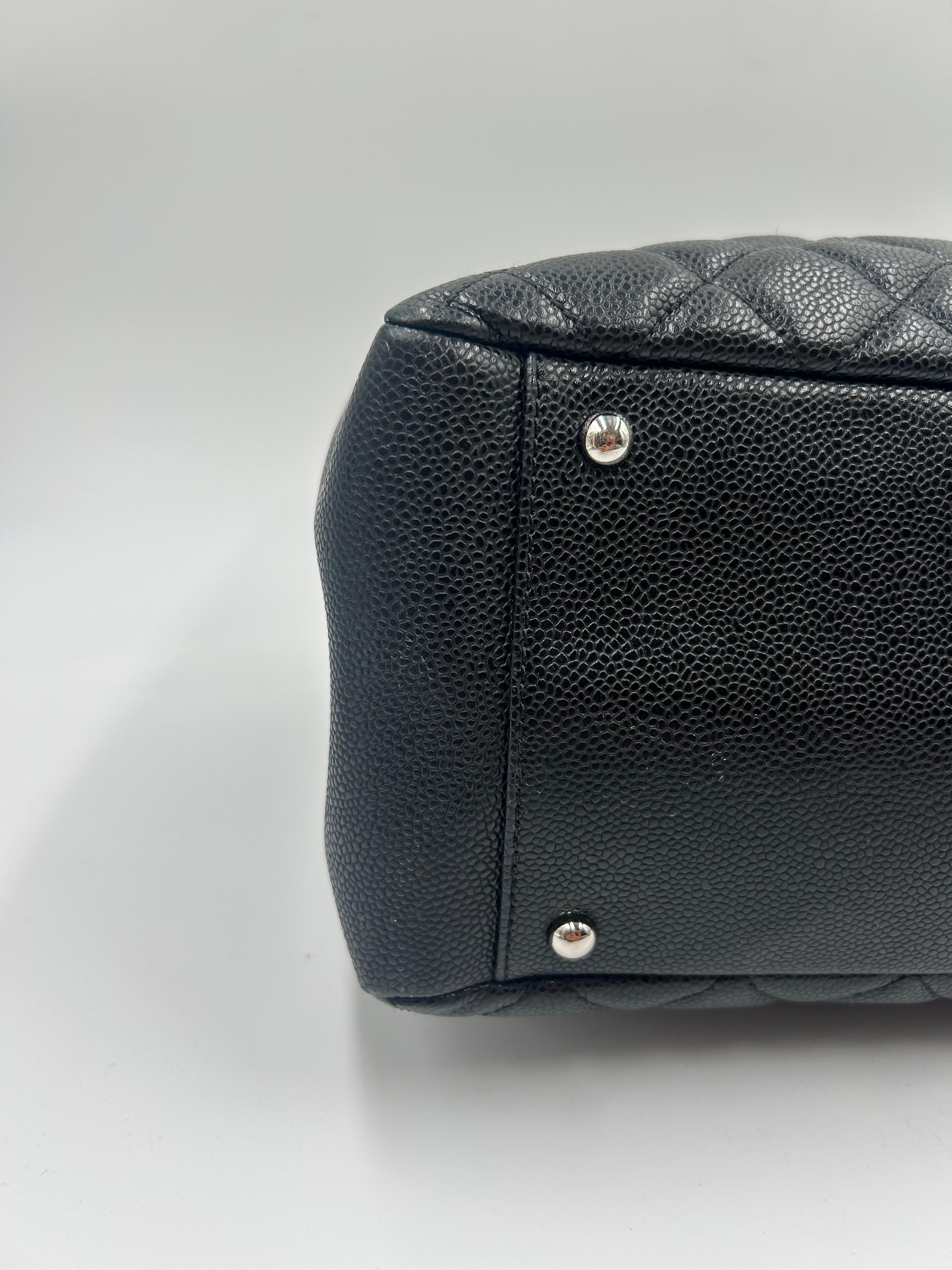 Chanel - Fourre-tout en cuir matelassé noir en vente 3