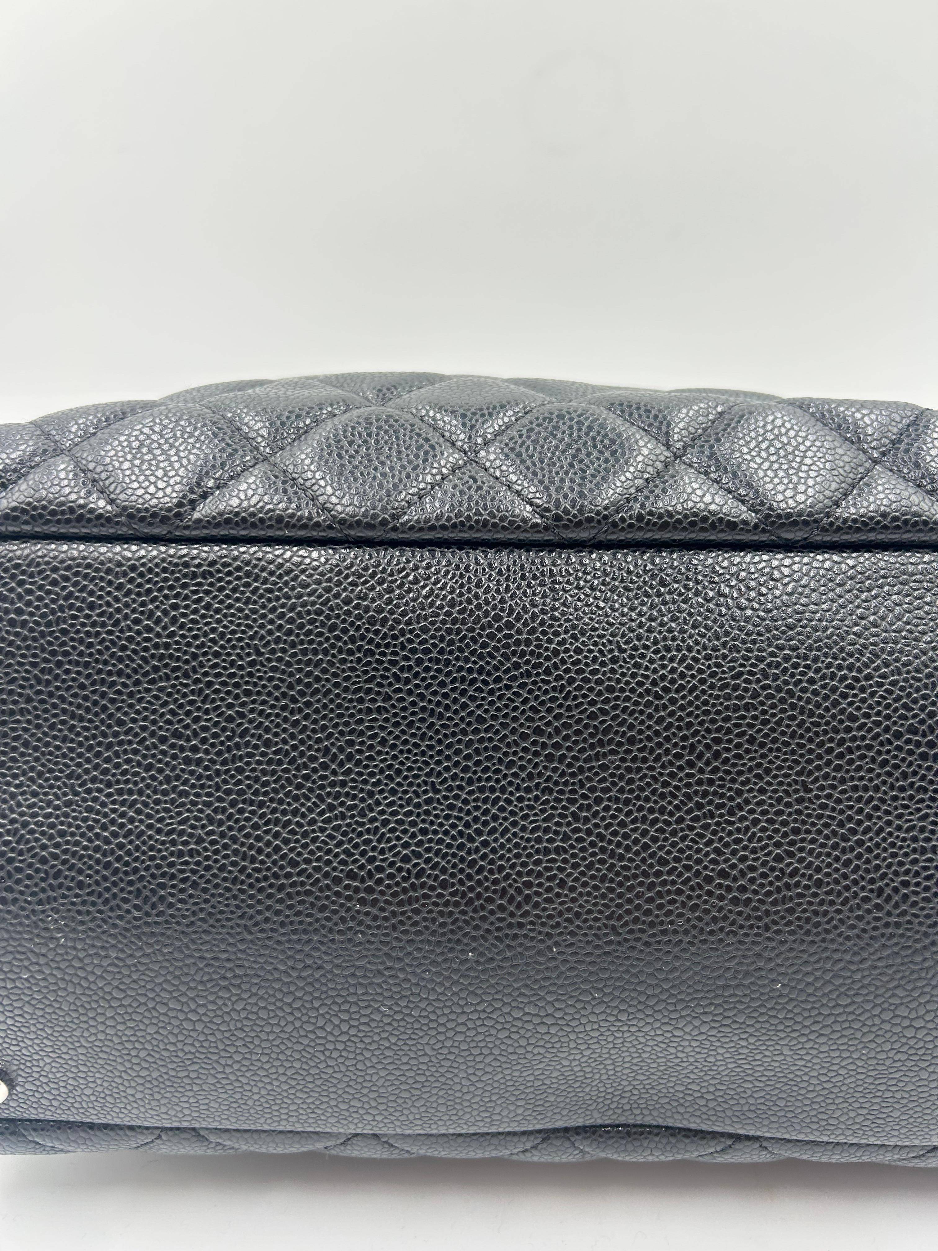 Chanel - Fourre-tout en cuir matelassé noir en vente 4