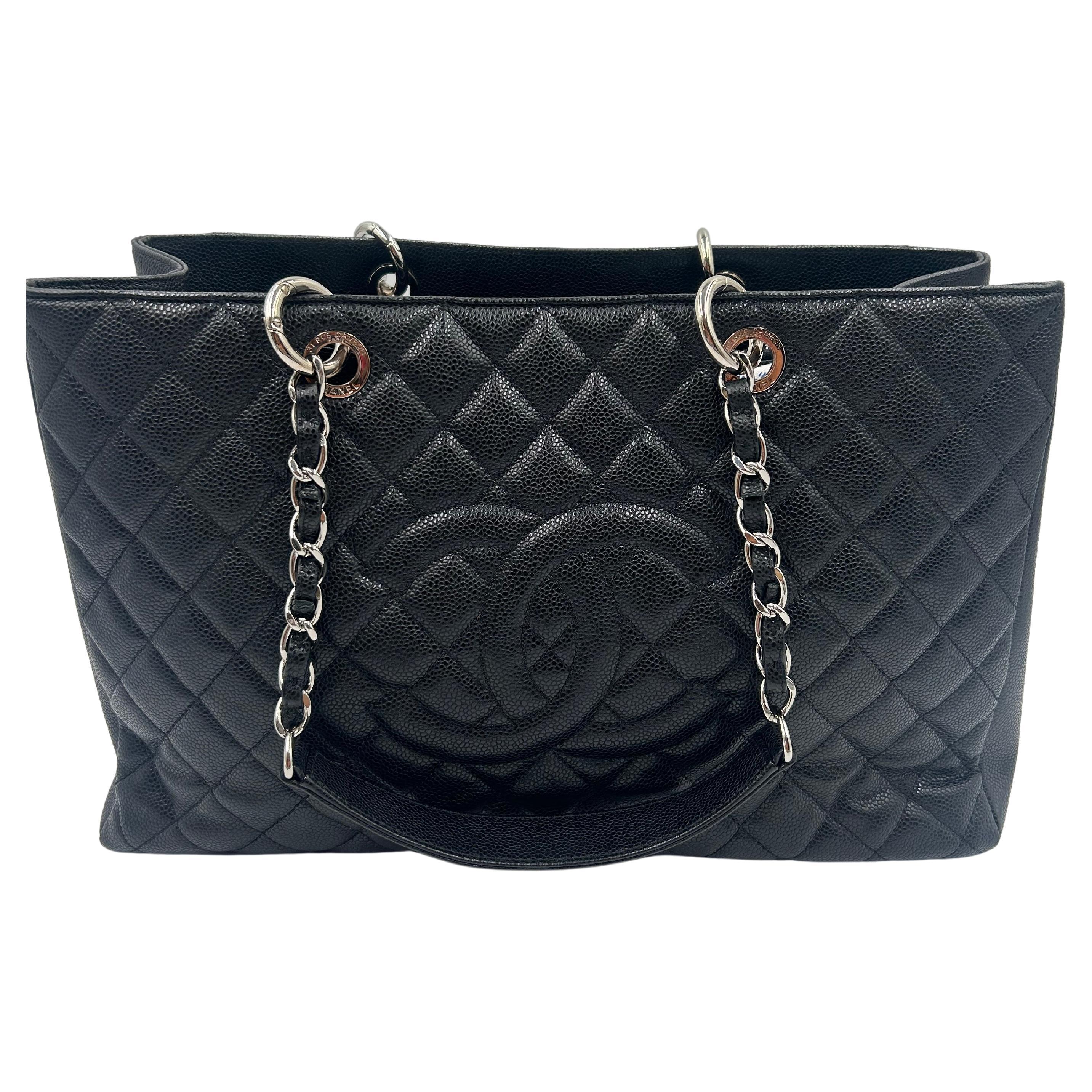 Chanel - Fourre-tout en cuir matelassé noir en vente