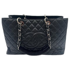 Chanel - Fourre-tout en cuir matelassé noir