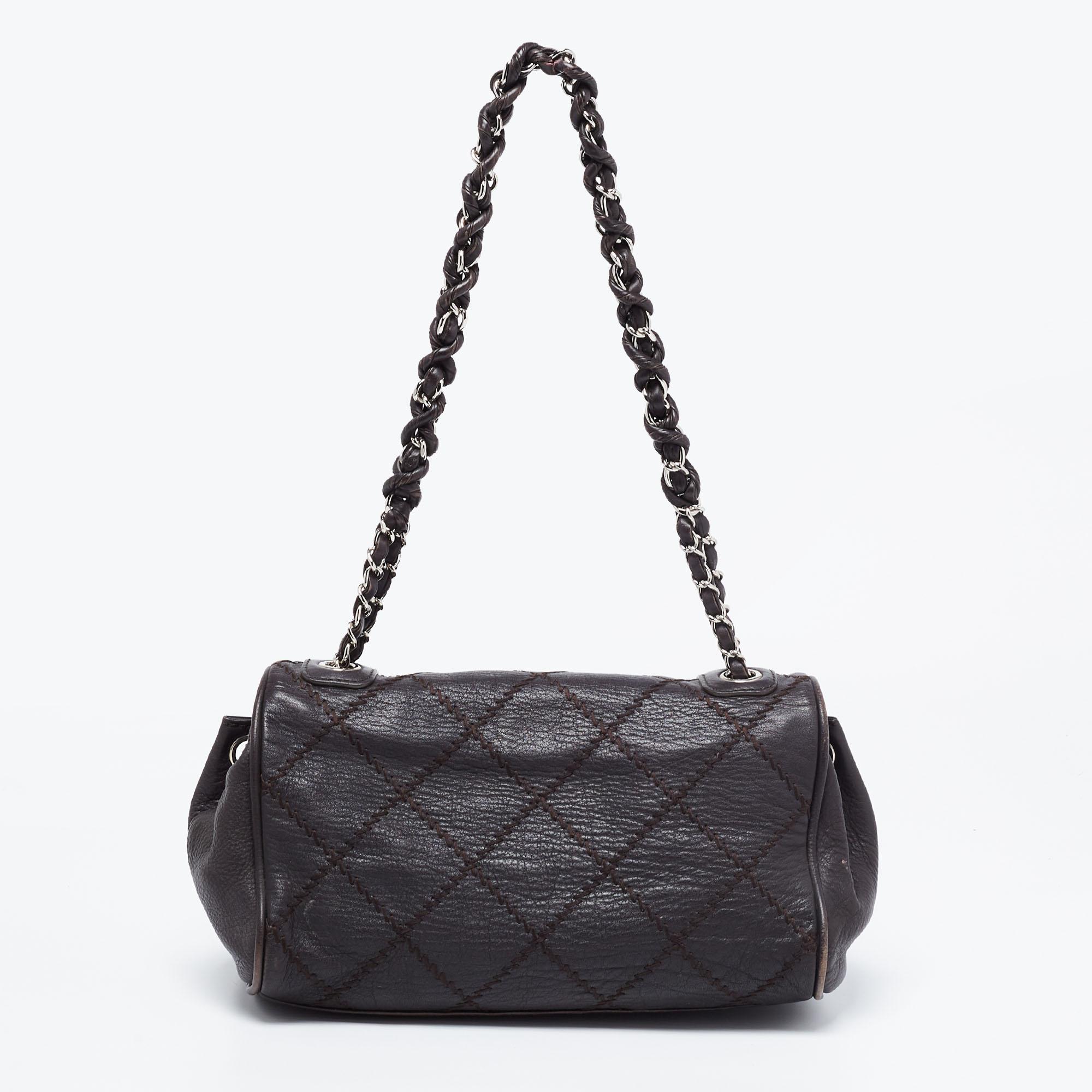 Delivering on Chanel's heritage of excellence, this Ultimate Stitch bag arrives in a classic design. Crafted from black leather, the shoulder bag features the diamond quilt and an interwoven handle. The lined interior is sized to be perfect for
