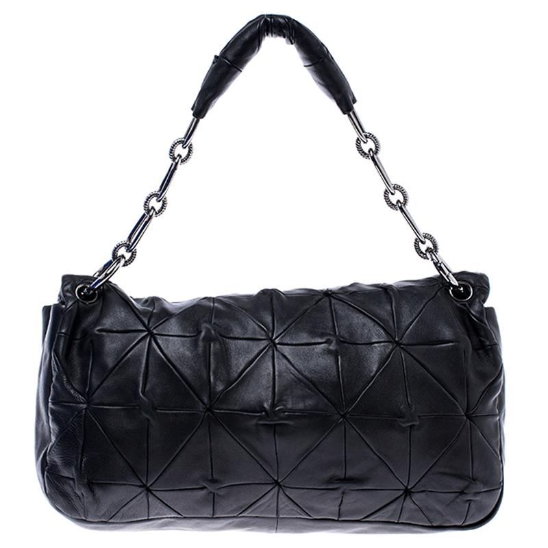 Featuring a flap silhouette, this bag from Chanel is meticulously crafted to hold all your daily essentials. It features a black leather body with quilt detailing on it. It comes secured with a 'CC' closure and comes fitted with a top chain strap