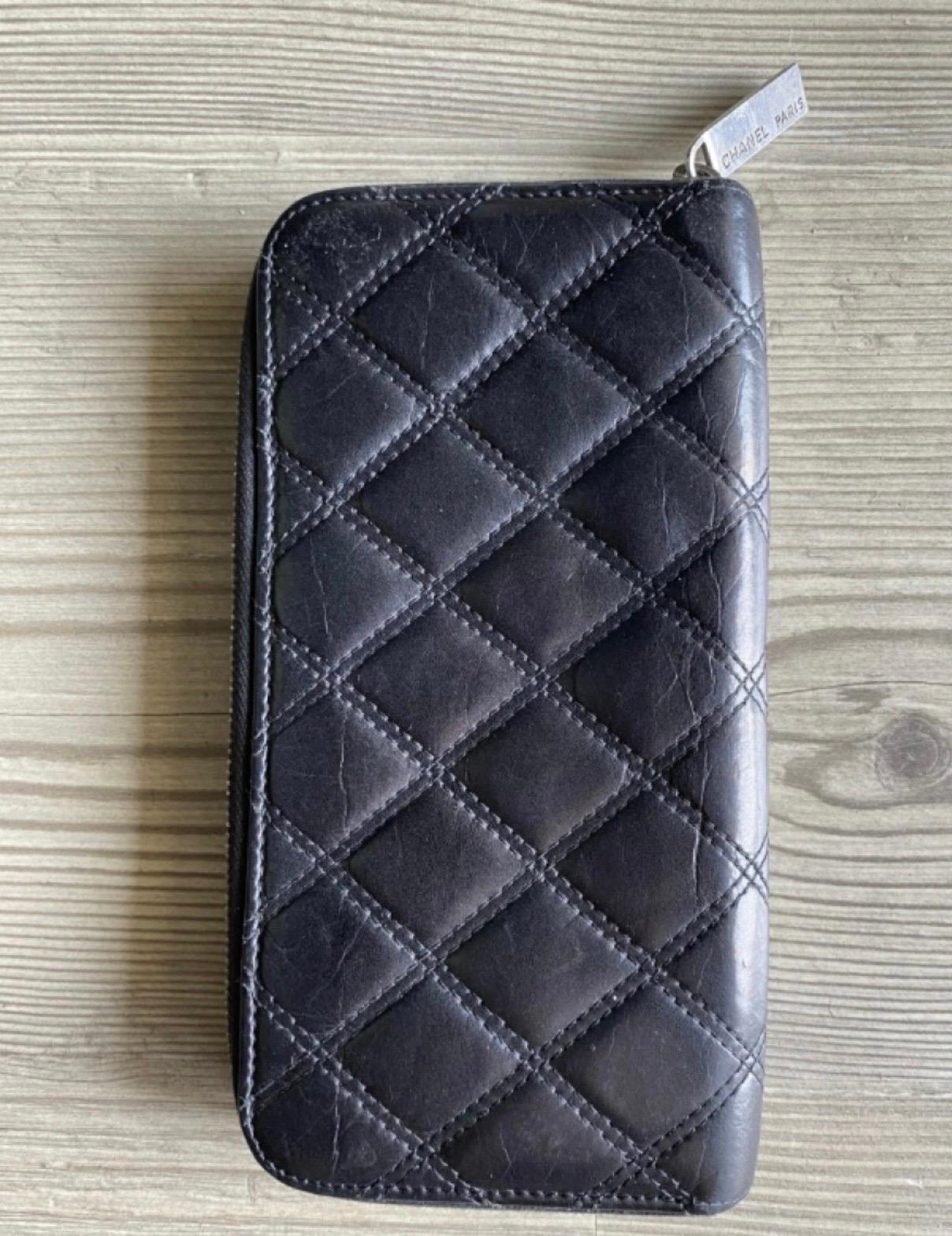 Chanel Brieftasche in schwarzem Leder, mit Zeichen wie auf den Fotos gezeigt, Abmessungen: Basis 10 cm, Höhe 20 cm, mit Reißverschluss. Vintage Accessoire.