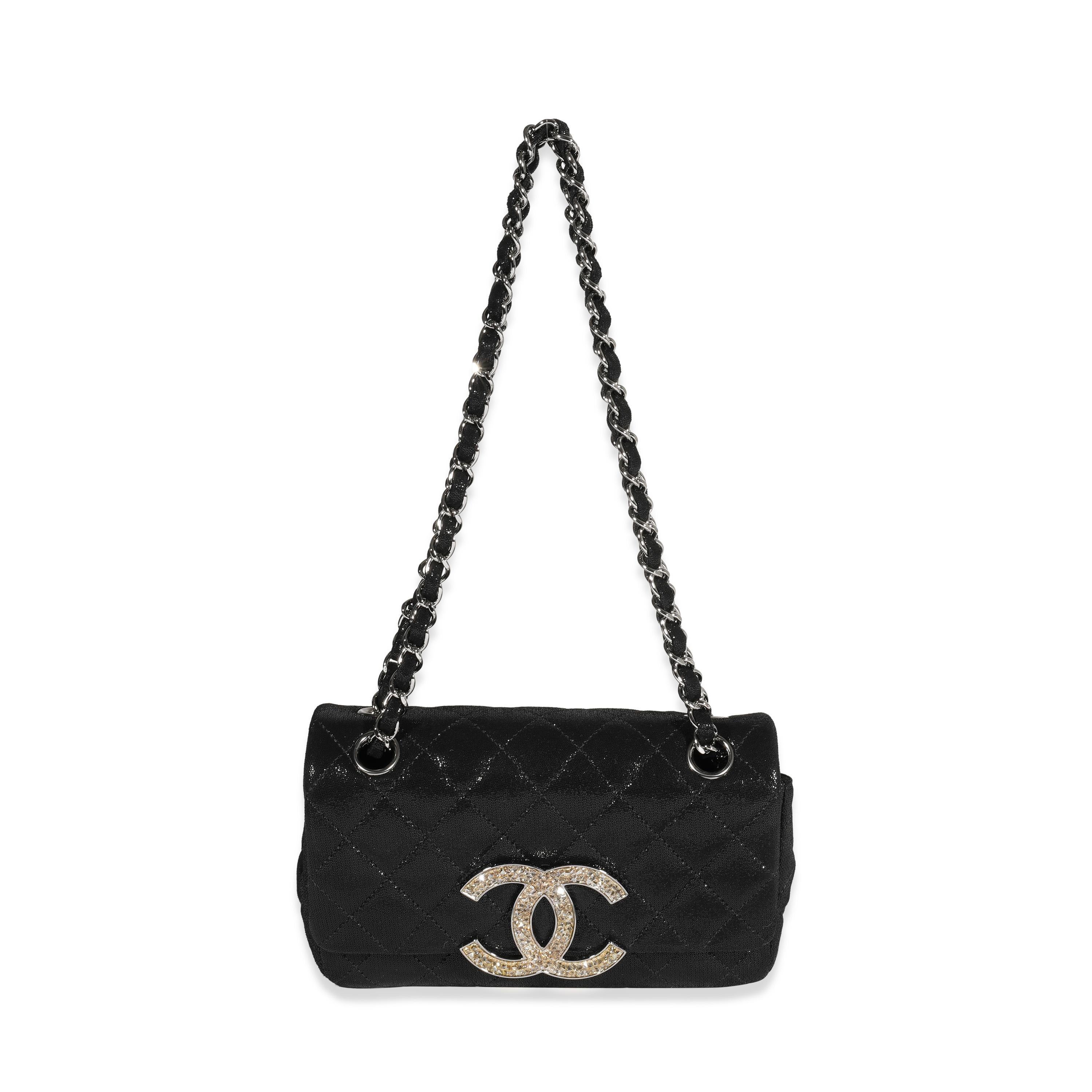 Auflistung Titel: Chanel Schwarz gesteppt Nubuk Crystal CC Flap Tasche
SKU: 122493
MSRP: 2000.00
Zustand: Gebraucht 
Zustand der Handtasche: Ausgezeichnet
Bemerkungen zum Zustand: Ausgezeichneter Zustand. Leichte Abschürfungen im Inneren. Keine