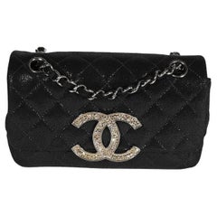 Chanel Schwarze gesteppte Nubuck Crystal CC Klappentasche