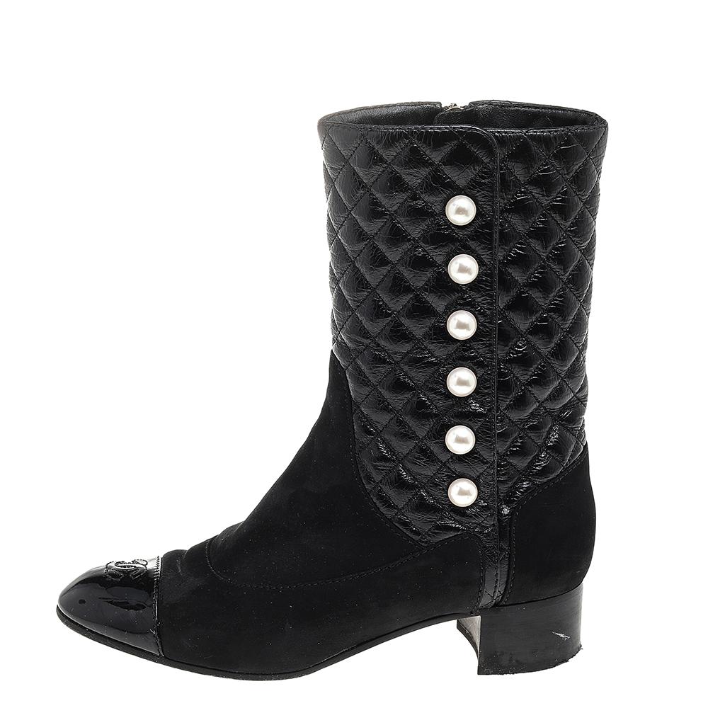 These Chanel boots are just what you need to make a style statement. Crafted from nubuck and quilted leather, the mid-calf boots arrive in black. They feature round cap toes, tough soles, pearl embellishments, and low heels. They reflect excellent