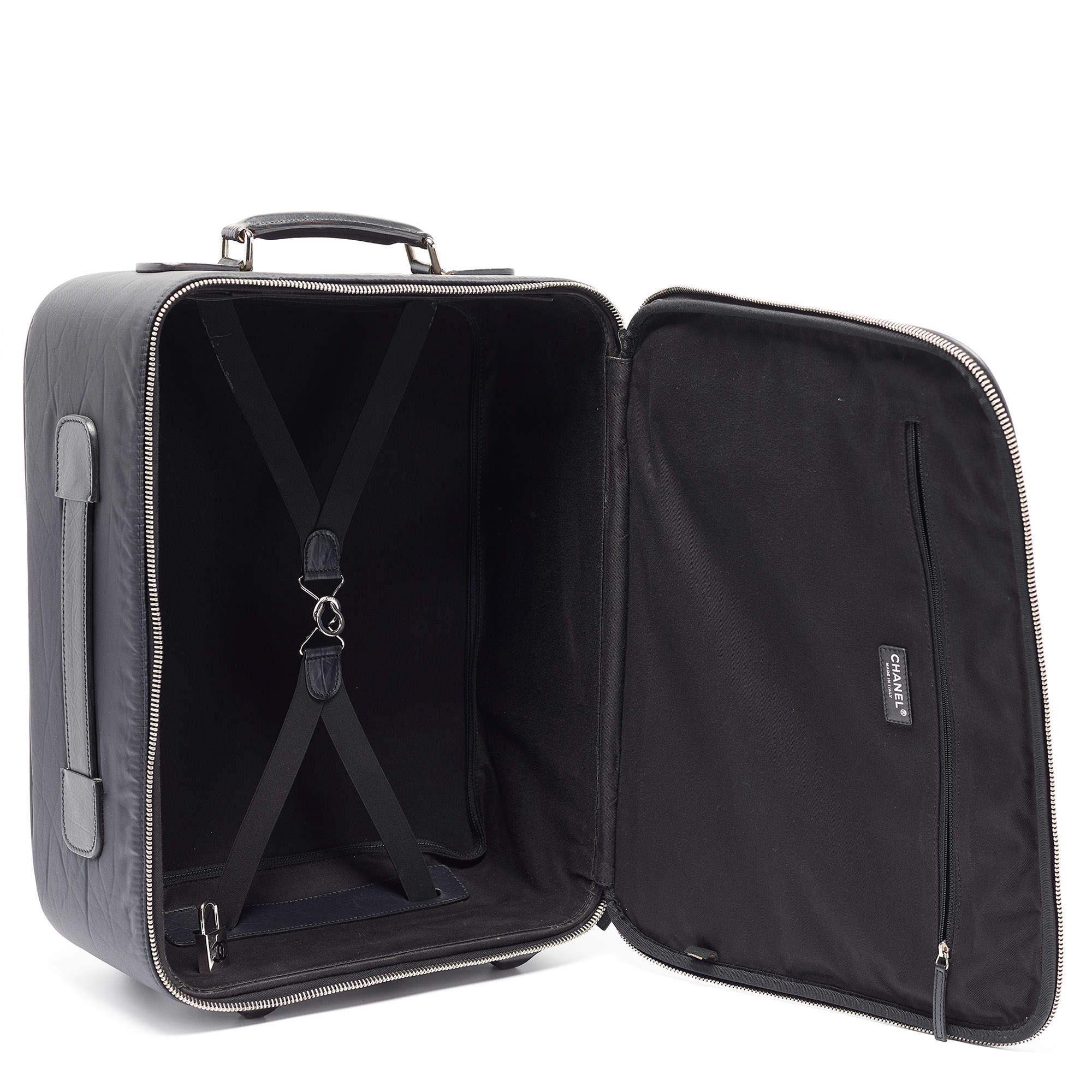 Chanel Black Quilted Nylon 2 Wheeled CC Luggage (Bagages à 2 roues en nylon matelassé) 6