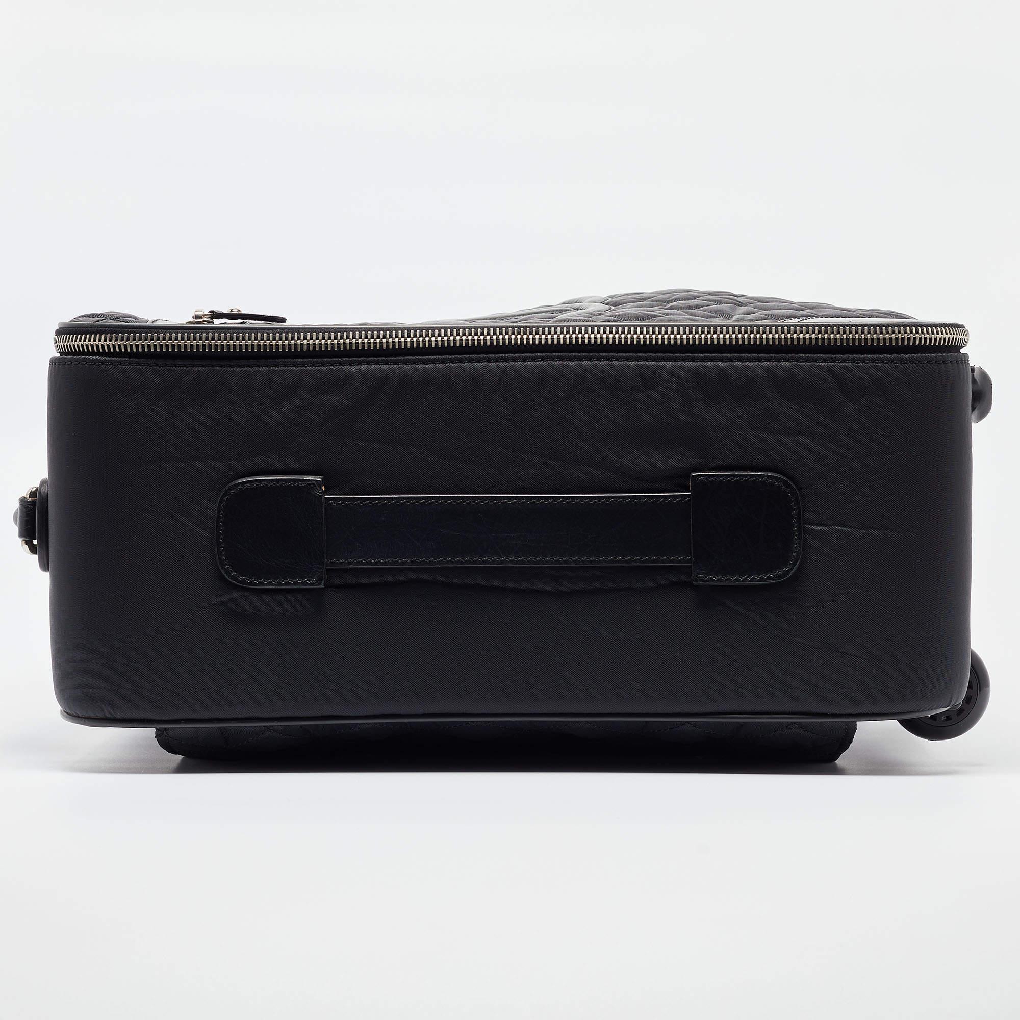 Chanel Black Quilted Nylon 2 Wheeled CC Luggage (Bagages à 2 roues en nylon matelassé) 9