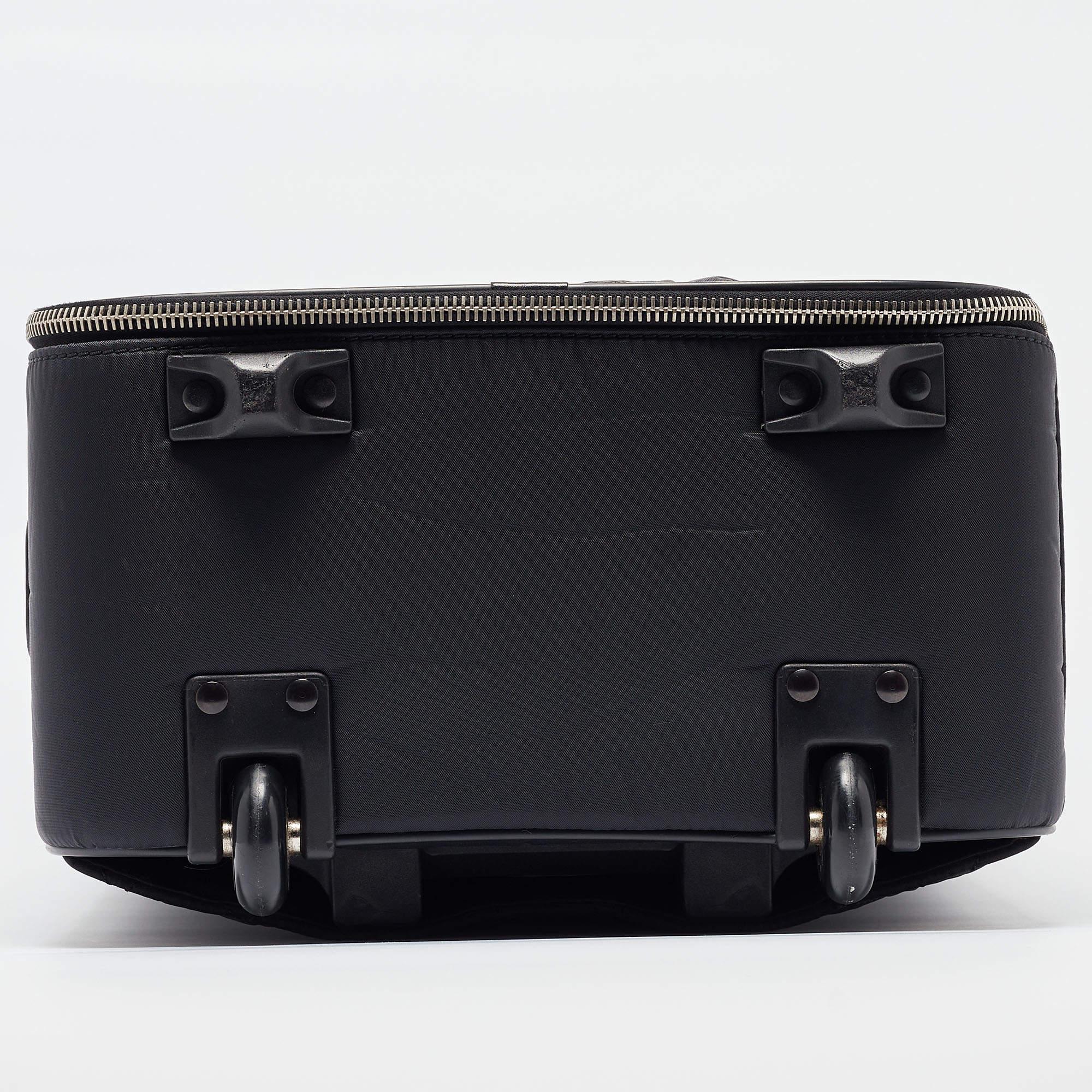 Chanel Black Quilted Nylon 2 Wheeled CC Luggage (Bagages à 2 roues en nylon matelassé) 10