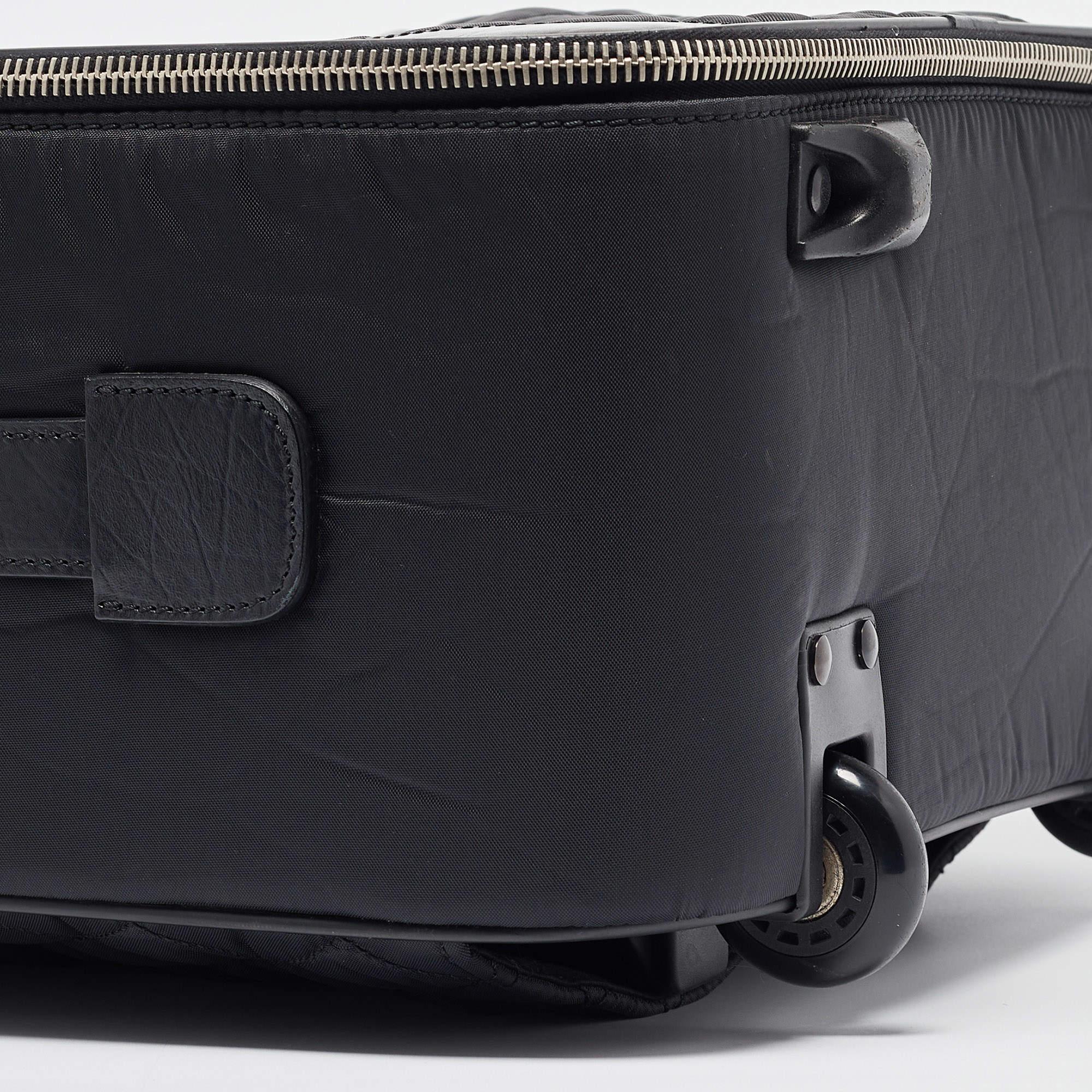 Chanel Black Quilted Nylon 2 Wheeled CC Luggage (Bagages à 2 roues en nylon matelassé) 11