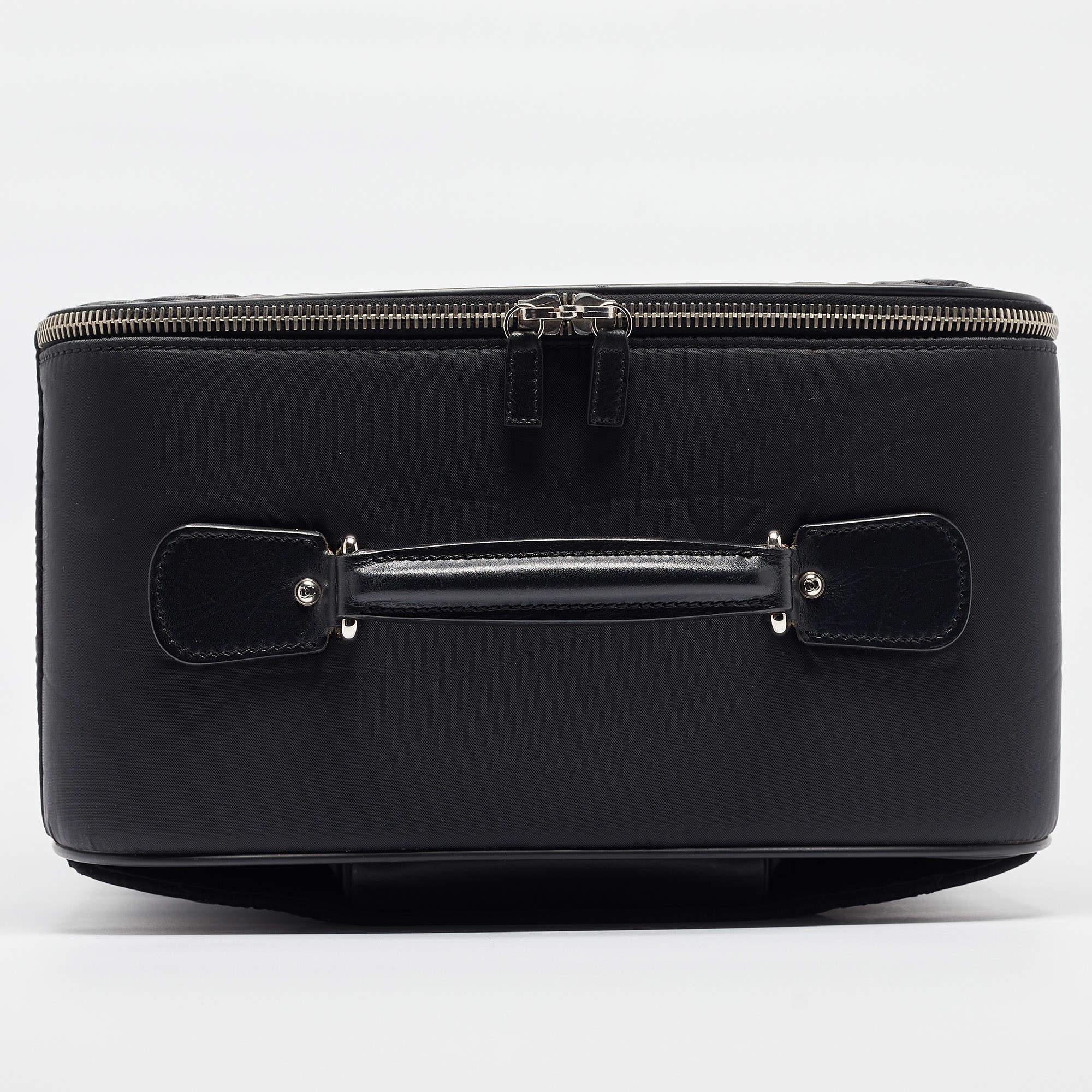 Chanel Black Quilted Nylon 2 Wheeled CC Luggage (Bagages à 2 roues en nylon matelassé) 14
