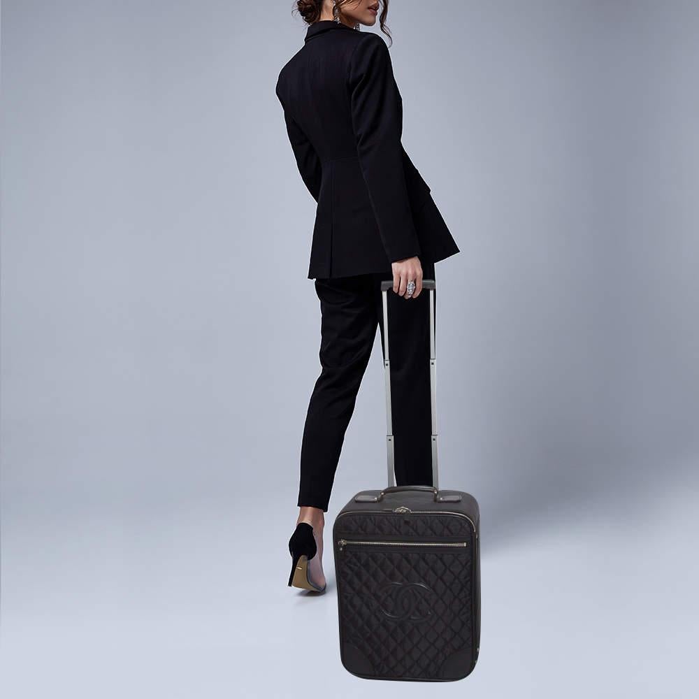 Chanel Black Quilted Nylon 2 Wheeled CC Luggage (Bagages à 2 roues en nylon matelassé) Excellent état à Dubai, Al Qouz 2